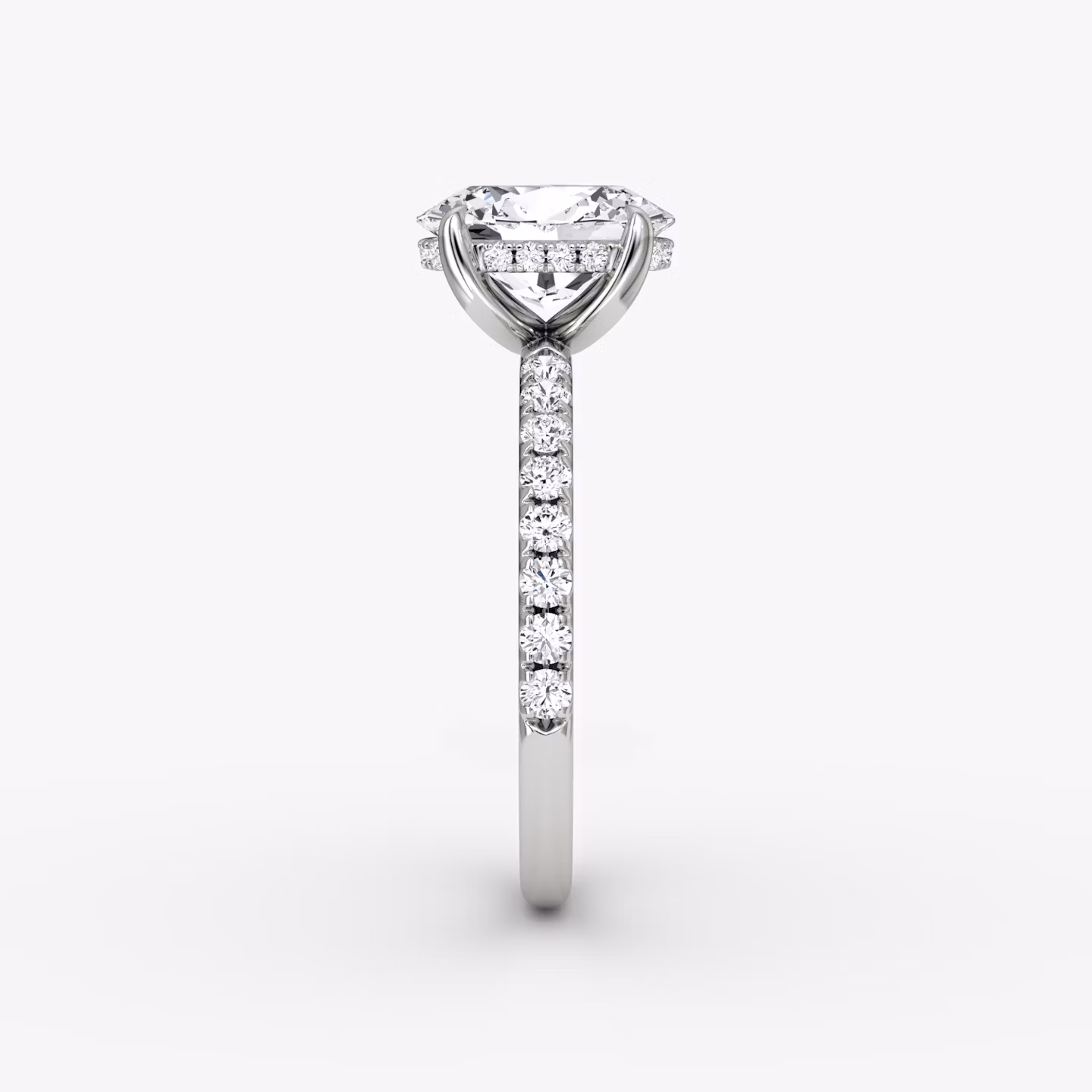 Classic Hidden Halo | Oval | Platin | bandAccent: Mit Pavé-Besatz | bandWidth: large | prongStyle: Ohne Pavé-Besatz | diamondOrientation: vertical | caratWeight: other
