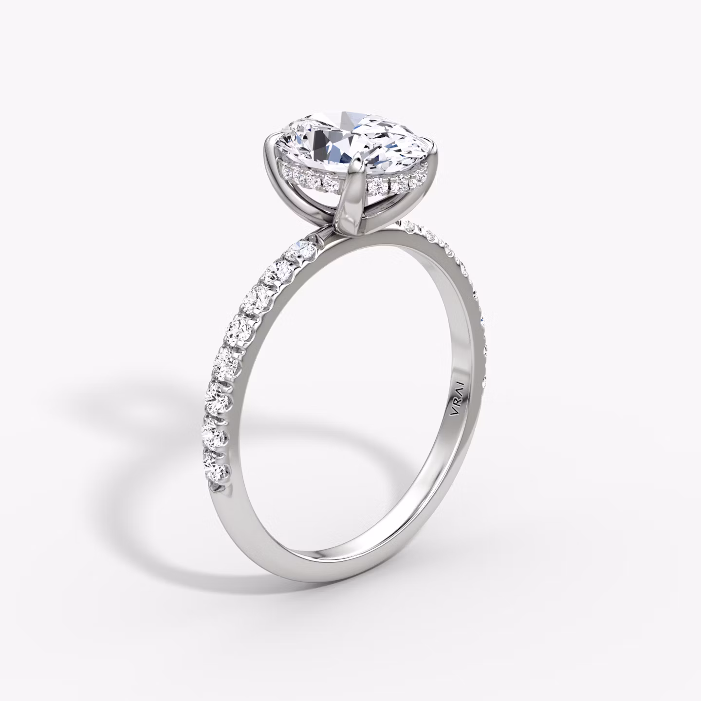 Classic Hidden Halo | Oval | Platin | bandAccent: Mit Pavé-Besatz | bandWidth: large | prongStyle: Ohne Pavé-Besatz | diamondOrientation: vertical | caratWeight: other