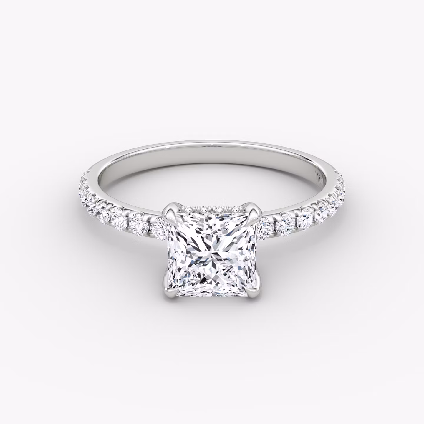 Classic Hidden Halo | Princess | Platin | bandAccent: Mit Pavé-Besatz | bandWidth: large | prongStyle: Ohne Pavé-Besatz | diamondOrientation: vertical | caratWeight: other