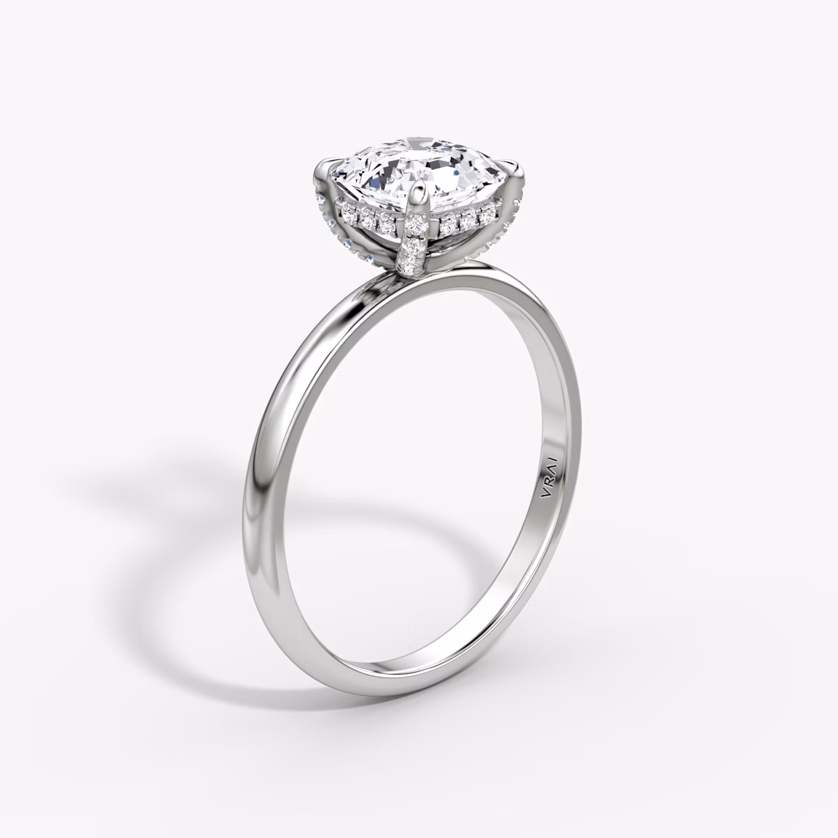 Classic Hidden Halo | Asscher | Platin | bandAccent: Ohne Pavé-Besatz | bandWidth: large | prongStyle: Mit Pavé-Besatz | diamondOrientation: vertical | caratWeight: other