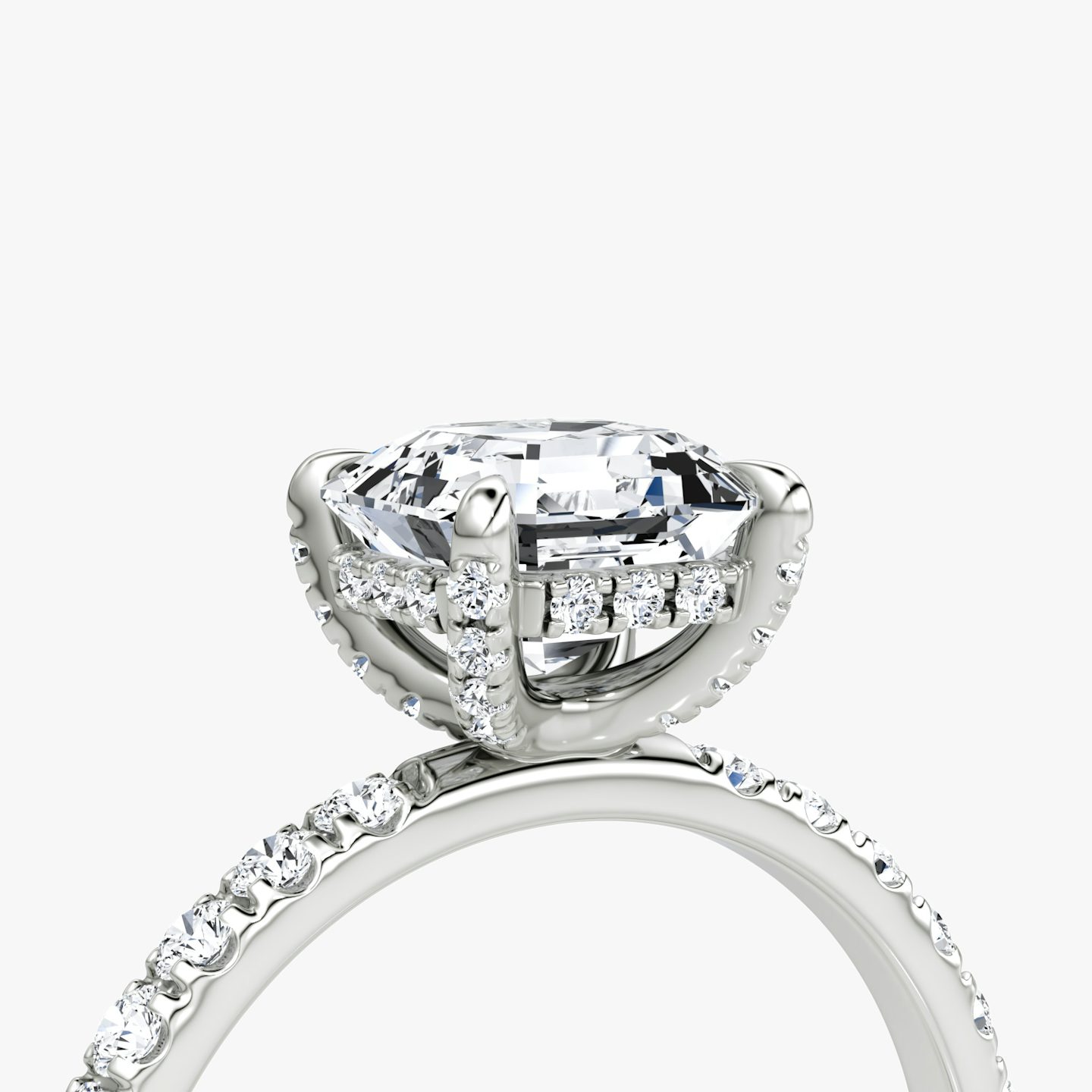 Anillo de compromiso Classic Hidden Halo | Asscher | 18k | Oro blanco | bandAccent: Pavé | bandWidth: large | prongStyle: Pavé | diamondOrientation: vertical | caratWeight: other