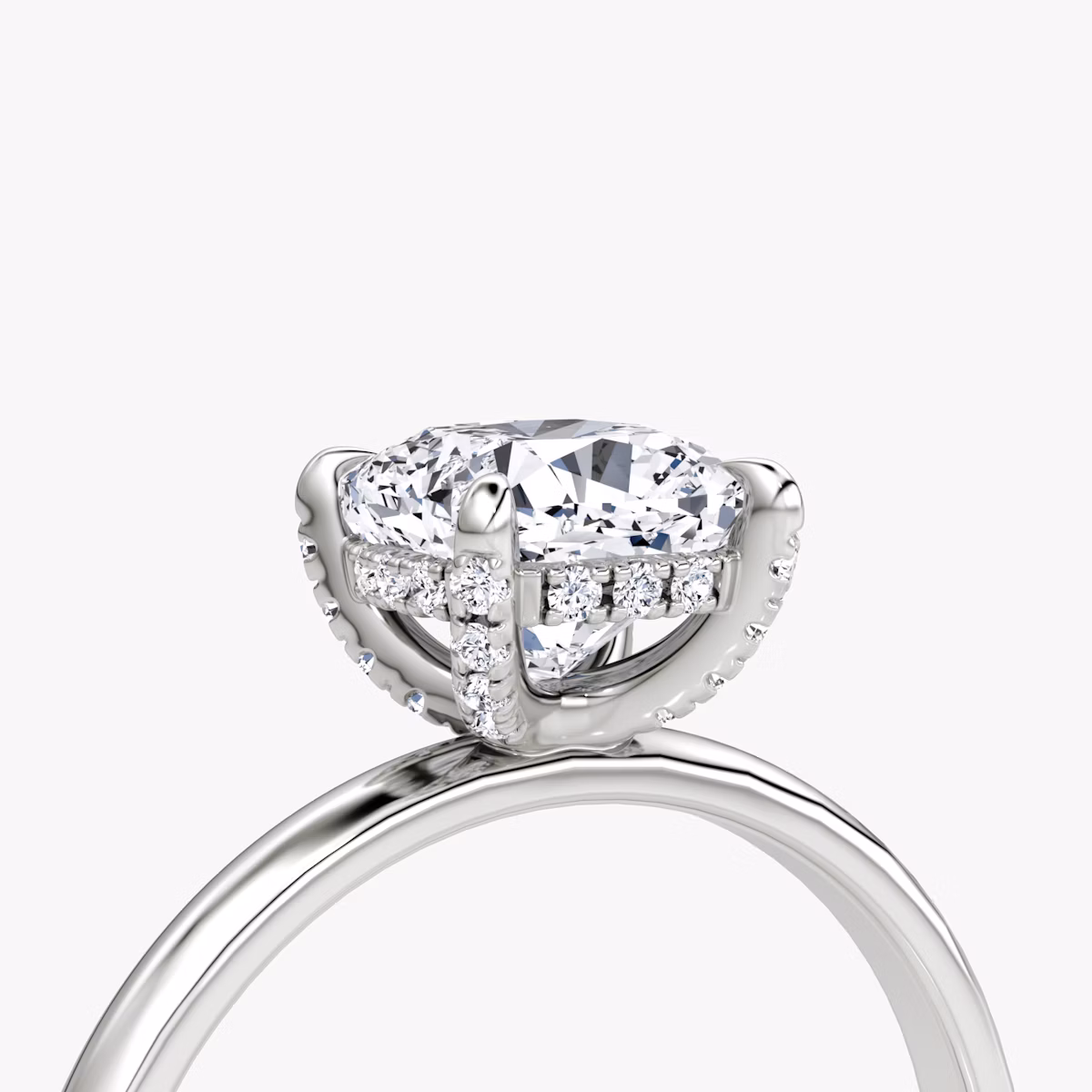 Anillo de compromiso Classic Hidden Halo | Cojín | 18k | Oro blanco | bandAccent: Simple | bandWidth: large | prongStyle: Pavé | diamondOrientation: vertical | caratWeight: other