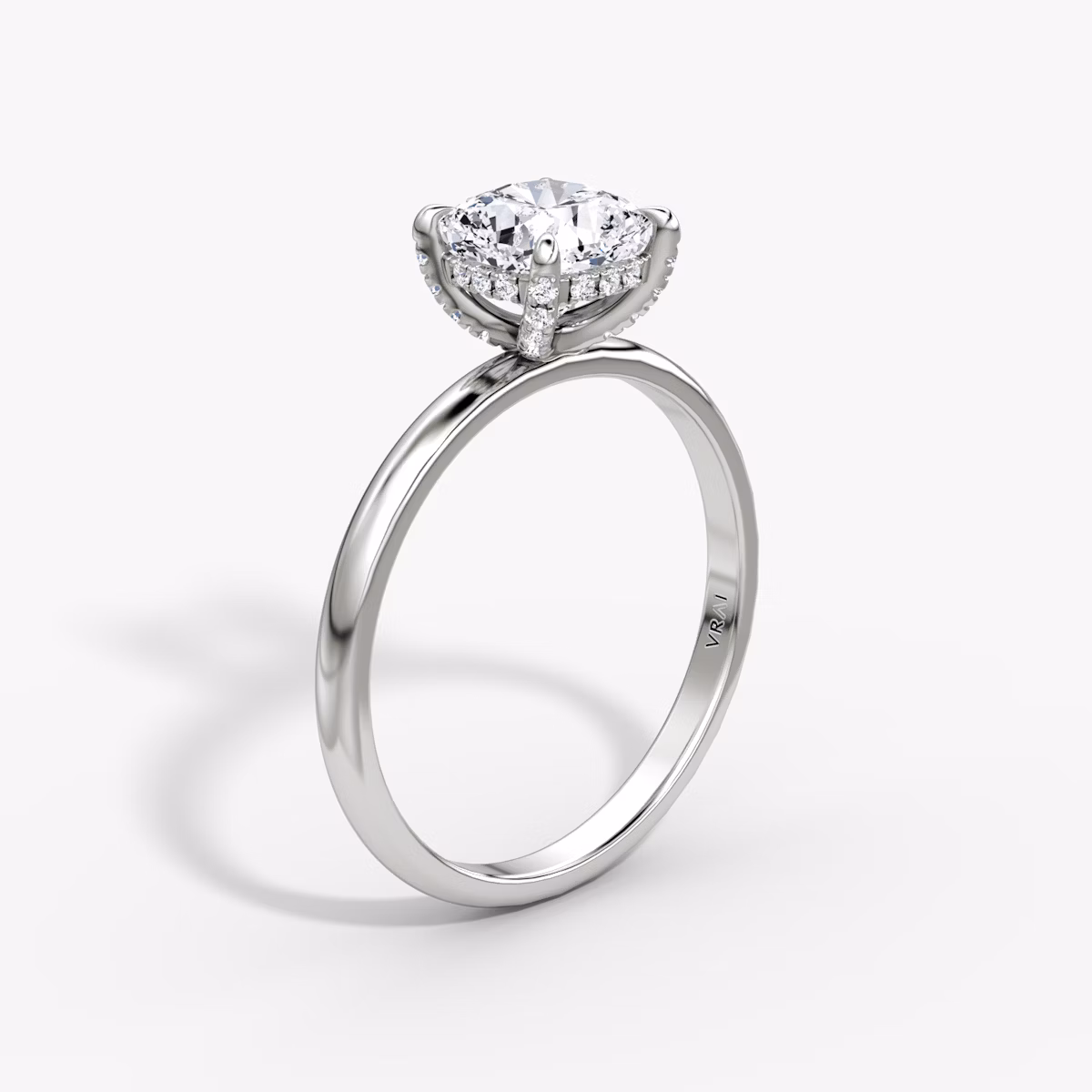 Anillo de compromiso Classic Hidden Halo | Cojín | 18k | Oro blanco | bandAccent: Simple | bandWidth: large | prongStyle: Pavé | diamondOrientation: vertical | caratWeight: other