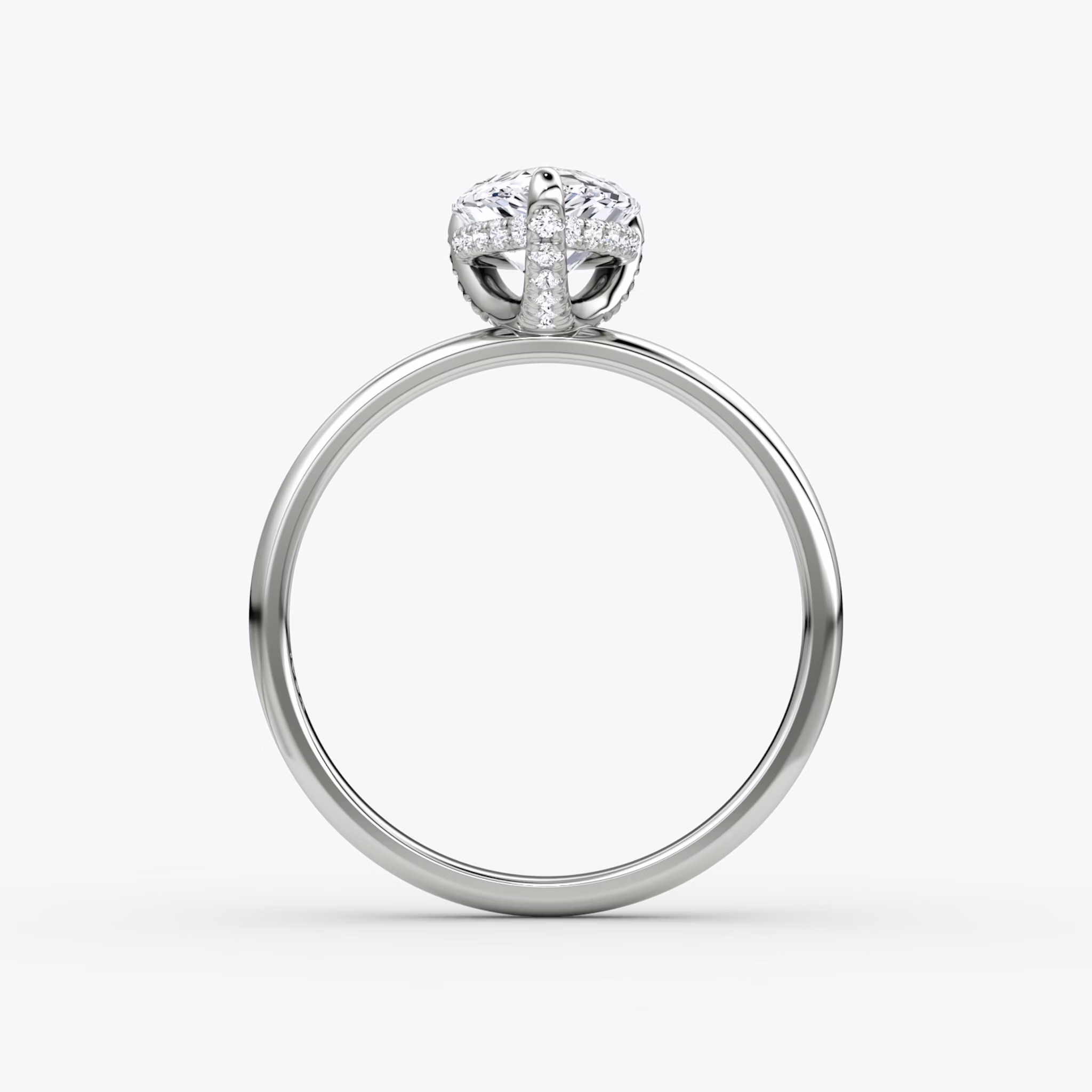 Anillo de compromiso Classic Hidden Halo | Pera | 18k | Oro blanco | bandAccent: Simple | bandWidth: large | prongStyle: Pavé | diamondOrientation: vertical | caratWeight: other