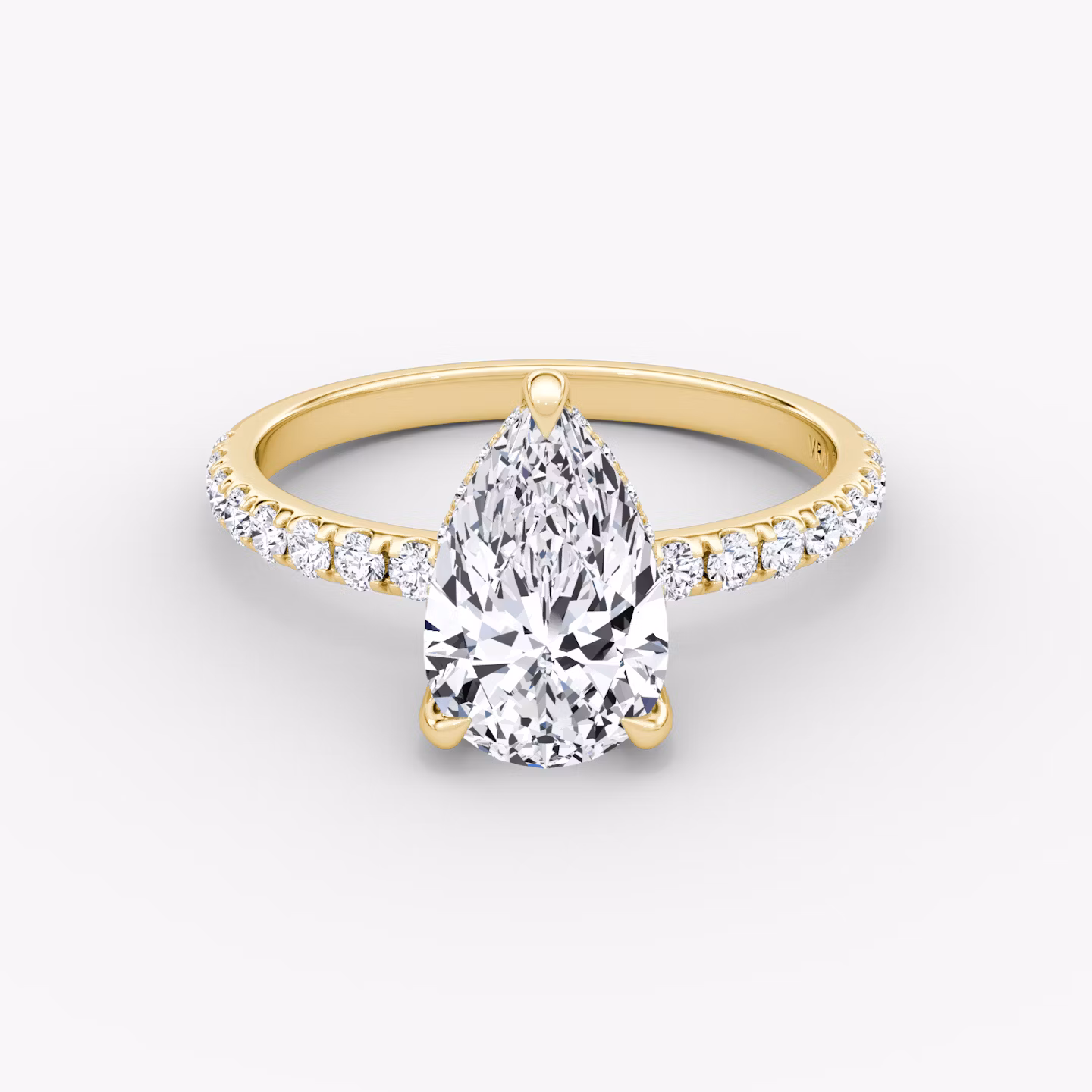 Anillo de compromiso Classic Hidden Halo | Pera | 18k | Oro amarillo | bandAccent: Pavé | bandWidth: large | prongStyle: Pavé | diamondOrientation: vertical | caratWeight: other