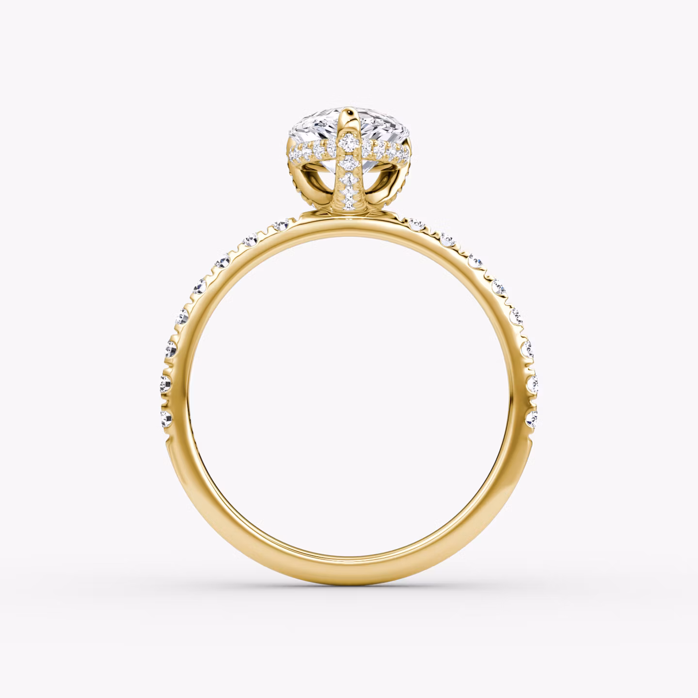 Anillo de compromiso Classic Hidden Halo | Pera | 18k | Oro amarillo | bandAccent: Pavé | bandWidth: large | prongStyle: Pavé | diamondOrientation: vertical | caratWeight: other