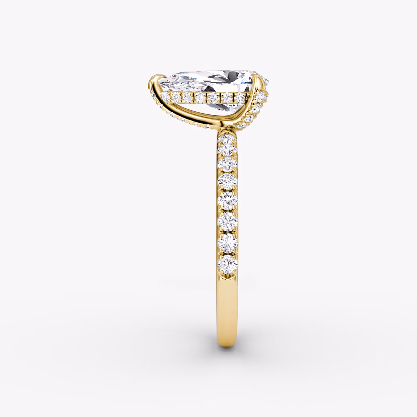 Anillo de compromiso Classic Hidden Halo | Pera | 18k | Oro amarillo | bandAccent: Pavé | bandWidth: large | prongStyle: Pavé | diamondOrientation: vertical | caratWeight: other