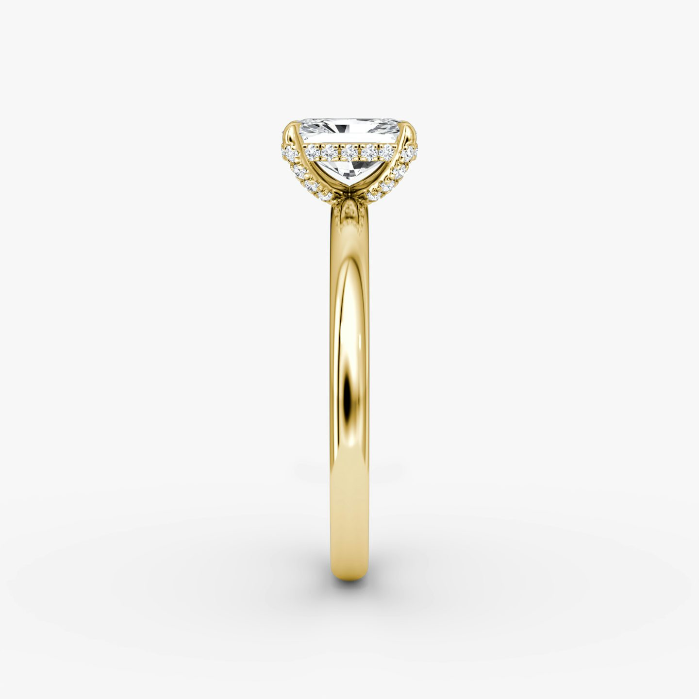 Anillo de compromiso Classic Hidden Halo | Radiante | 18k | Oro amarillo | bandAccent: Simple | bandWidth: large | prongStyle: Pavé | diamondOrientation: vertical | caratWeight: other