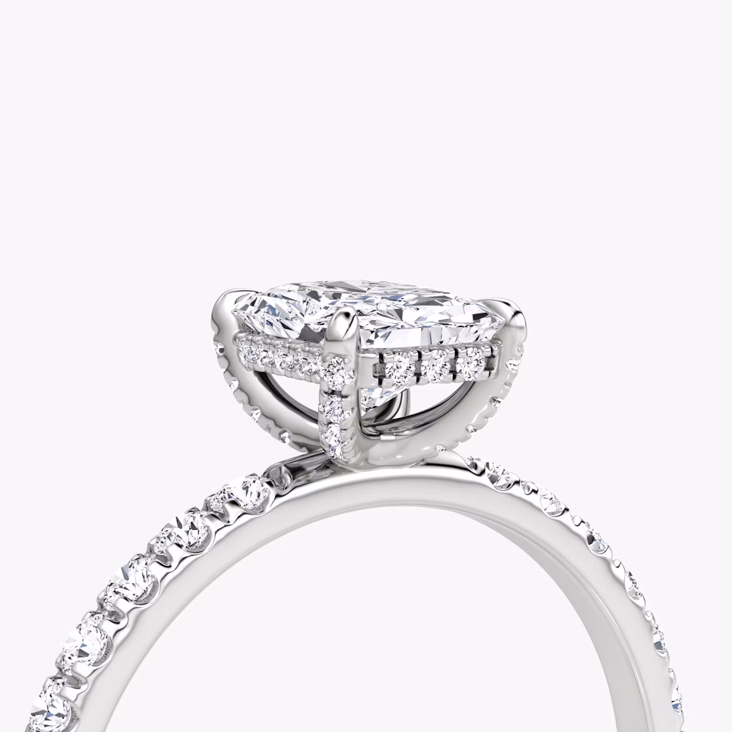 Classic Hidden Halo | Radiant | 18k | Weißgold | bandAccent: Mit Pavé-Besatz | bandWidth: large | prongStyle: Mit Pavé-Besatz | diamondOrientation: vertical | caratWeight: other