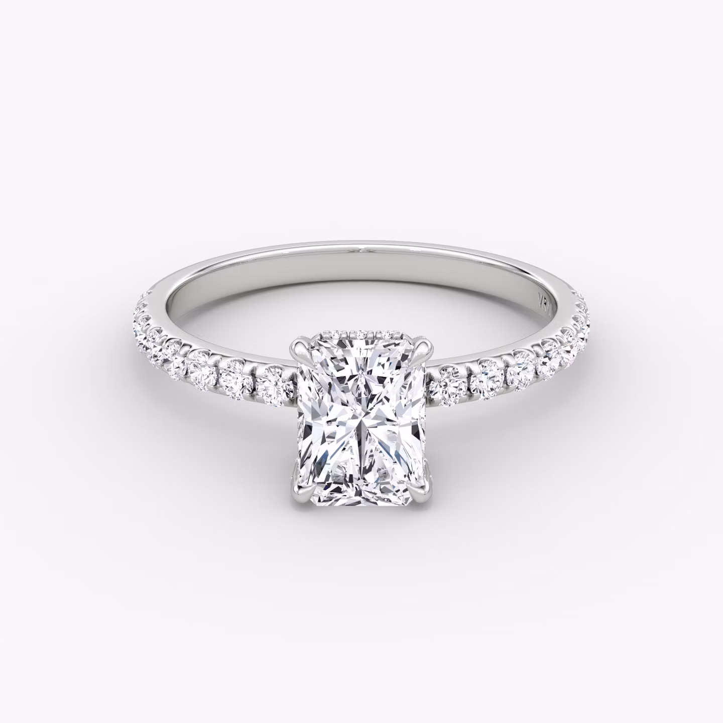 Classic Hidden Halo | Radiant | 18k | Weißgold | bandAccent: Mit Pavé-Besatz | bandWidth: large | prongStyle: Mit Pavé-Besatz | diamondOrientation: vertical | caratWeight: other