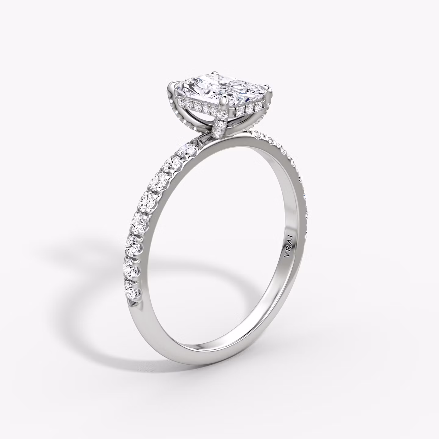 Classic Hidden Halo | Radiant | 18k | Weißgold | bandAccent: Mit Pavé-Besatz | bandWidth: large | prongStyle: Mit Pavé-Besatz | diamondOrientation: vertical | caratWeight: other