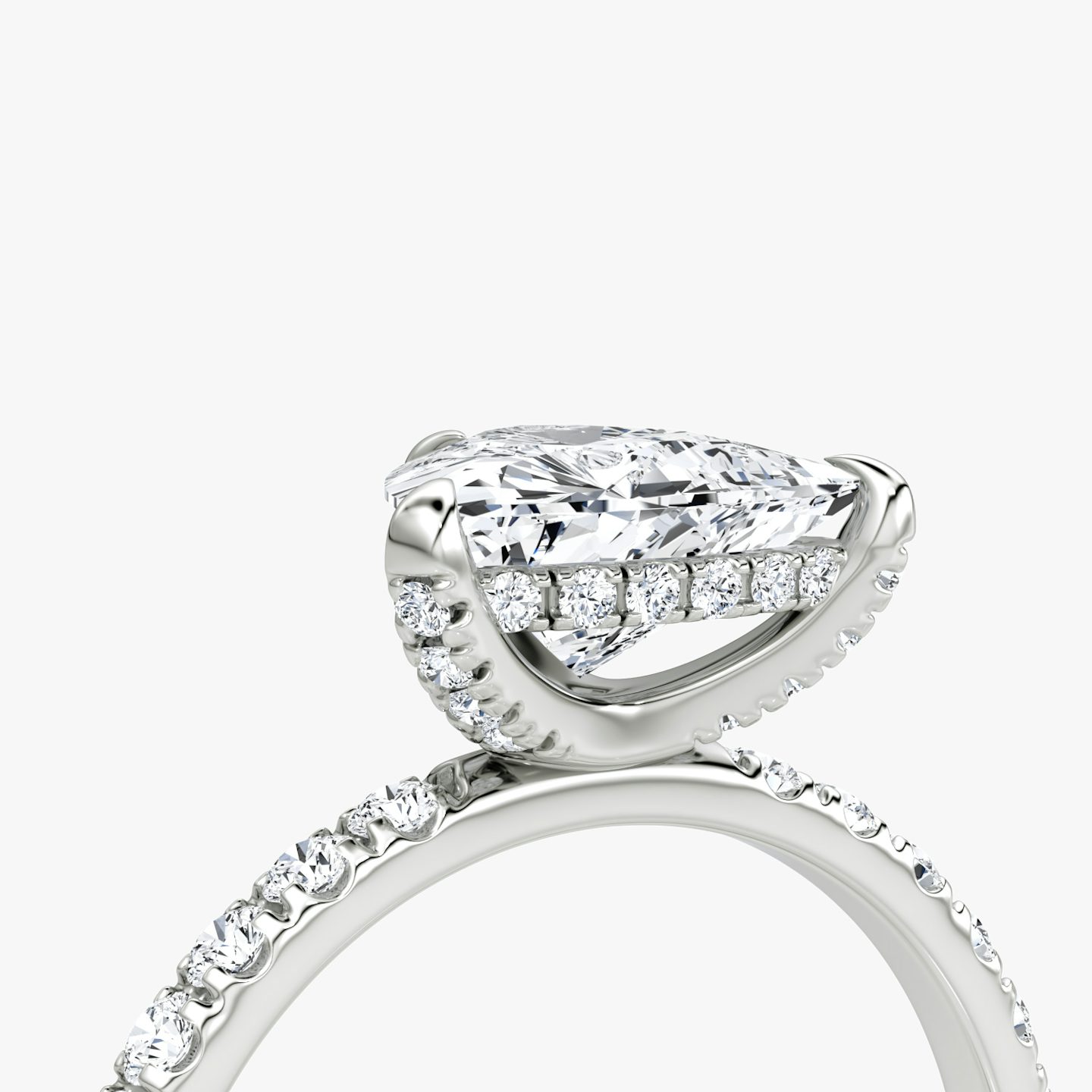 Classic Hidden Halo | Trillant | Platin | bandAccent: Mit Pavé-Besatz | bandWidth: large | prongStyle: Mit Pavé-Besatz | diamondOrientation: vertical | caratWeight: other