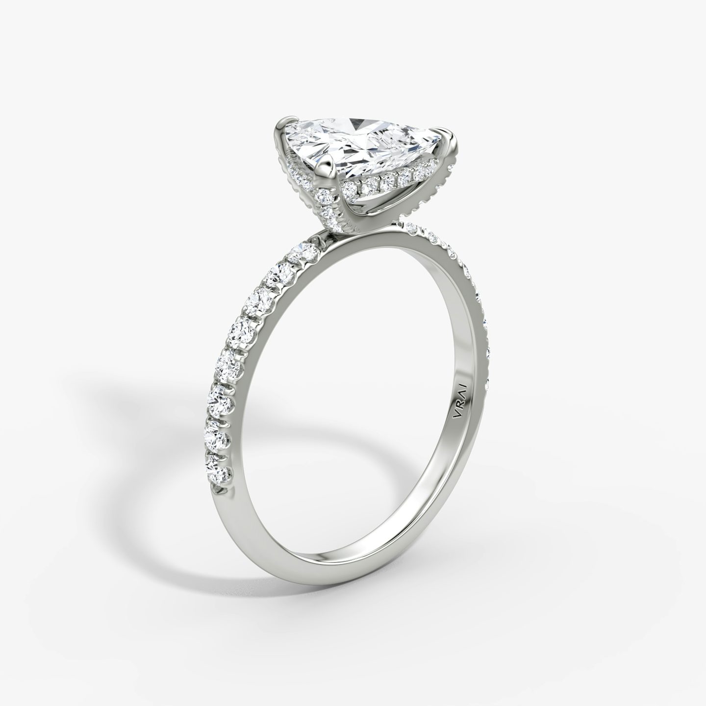 Classic Hidden Halo | Trillant | Platin | bandAccent: Mit Pavé-Besatz | bandWidth: large | prongStyle: Mit Pavé-Besatz | diamondOrientation: vertical | caratWeight: other