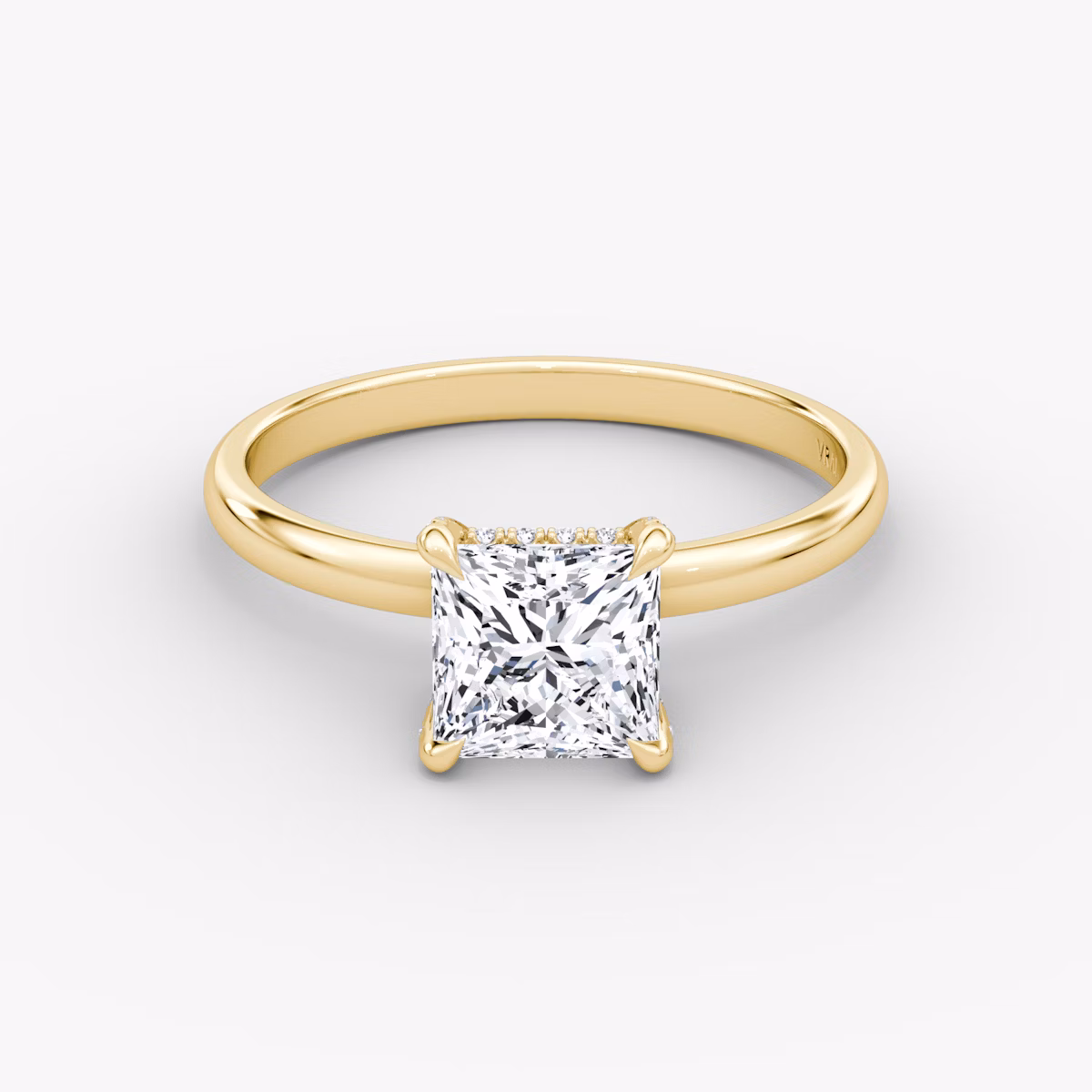 Classic Hidden Halo | Princess | 18k | Gelbgold | bandAccent: Ohne Pavé-Besatz | bandWidth: large | prongStyle: Mit Pavé-Besatz | diamondOrientation: vertical | caratWeight: other