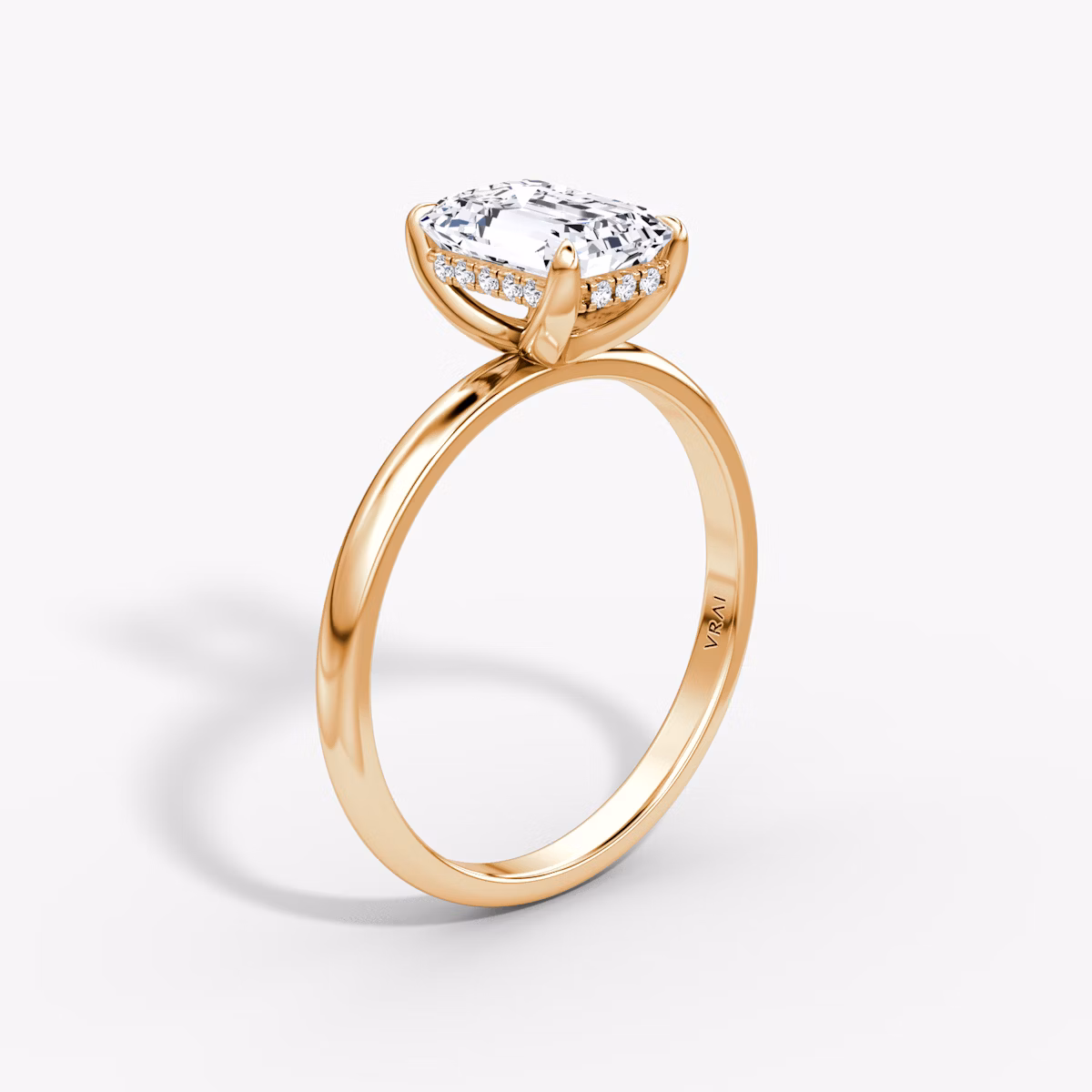 Classic Hidden Halo | Emerald | 14k | Roségold | bandAccent: Ohne Pavé-Besatz | bandWidth: large | prongStyle: Ohne Pavé-Besatz | diamondOrientation: vertical | caratWeight: other