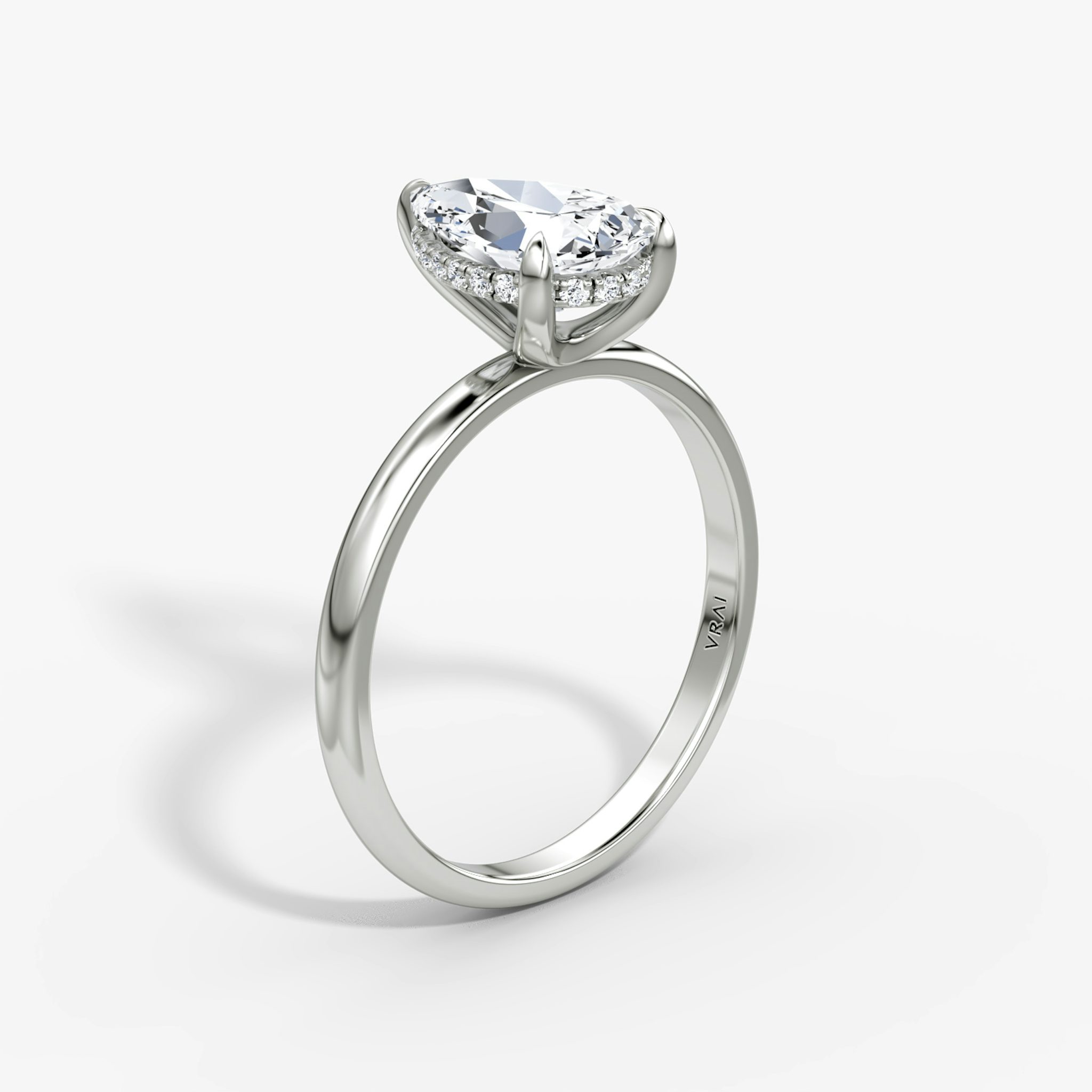 Classic Hidden Halo | Tropfen | Platin | bandAccent: Ohne Pavé-Besatz | bandWidth: large | prongStyle: Ohne Pavé-Besatz | diamondOrientation: vertical | caratWeight: other