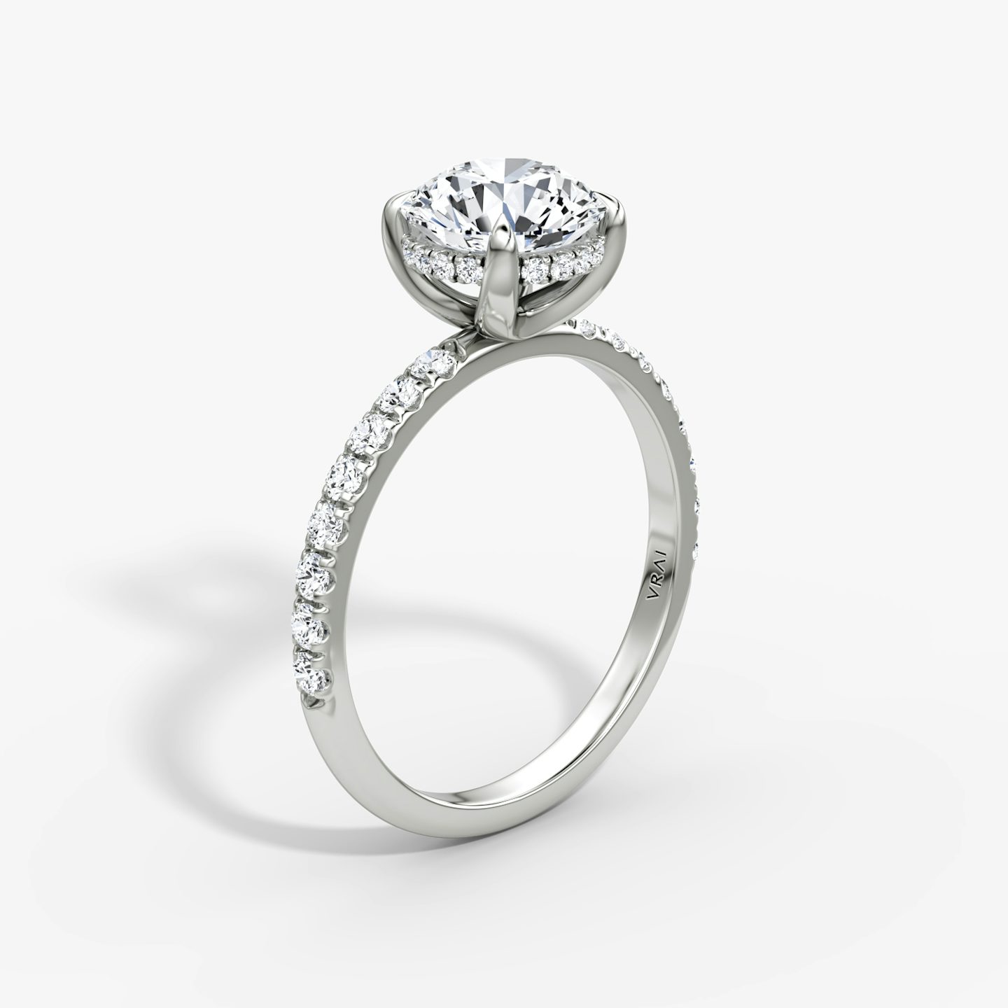 Anillo de compromiso Classic Hidden Halo | Brillante | 18k | Oro blanco | bandAccent: Pavé | bandWidth: large | caratWeight: 1.5ct | prongStyle: Simple | diamondOrientation: vertical