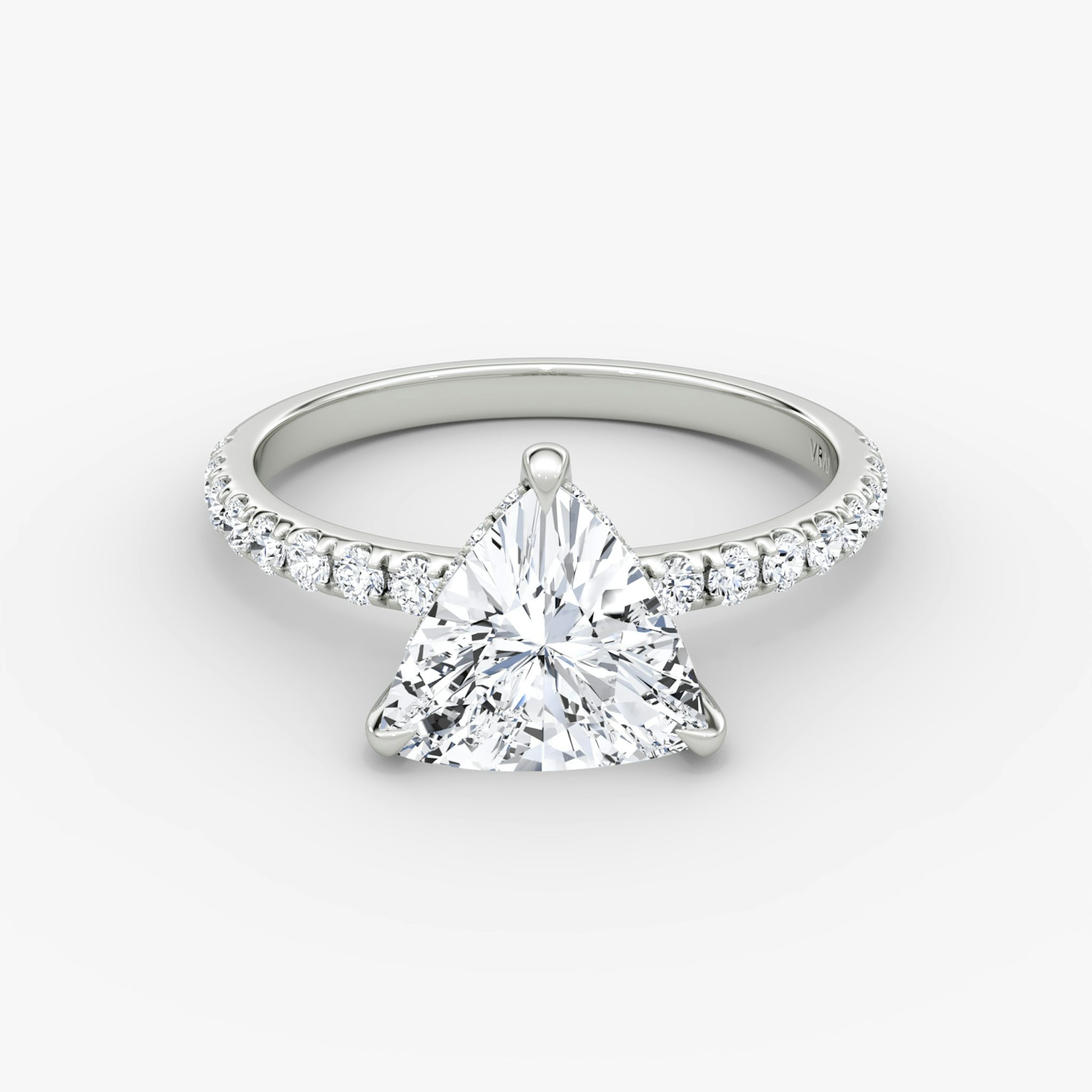 Anillo de compromiso Classic Hidden Halo | Trillón | 18k | Oro blanco | bandAccent: Pavé | bandWidth: large | prongStyle: Simple | diamondOrientation: vertical | caratWeight: other