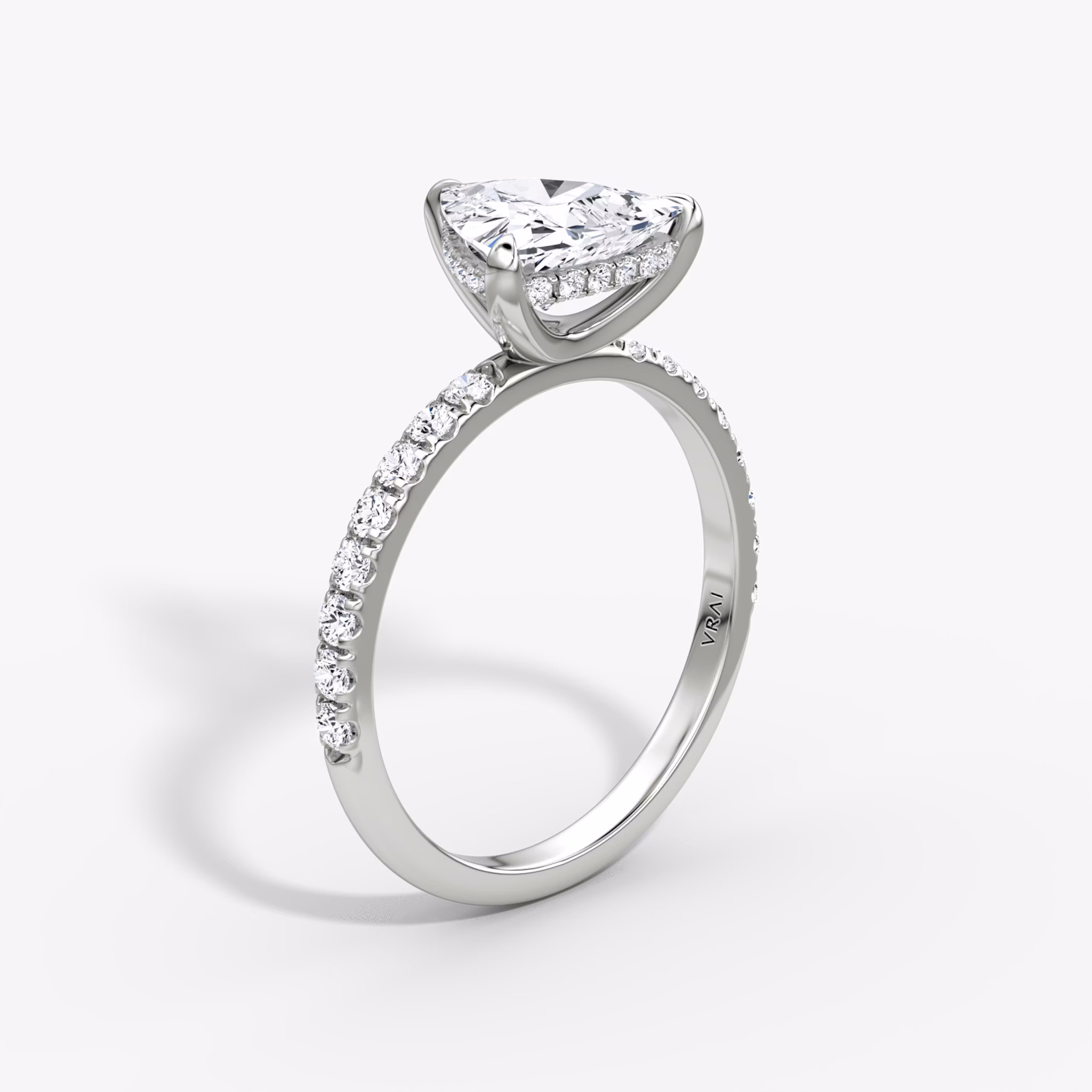 Anillo de compromiso Classic Hidden Halo | Trillón | 18k | Oro blanco | bandAccent: Pavé | bandWidth: large | prongStyle: Simple | diamondOrientation: vertical | caratWeight: other