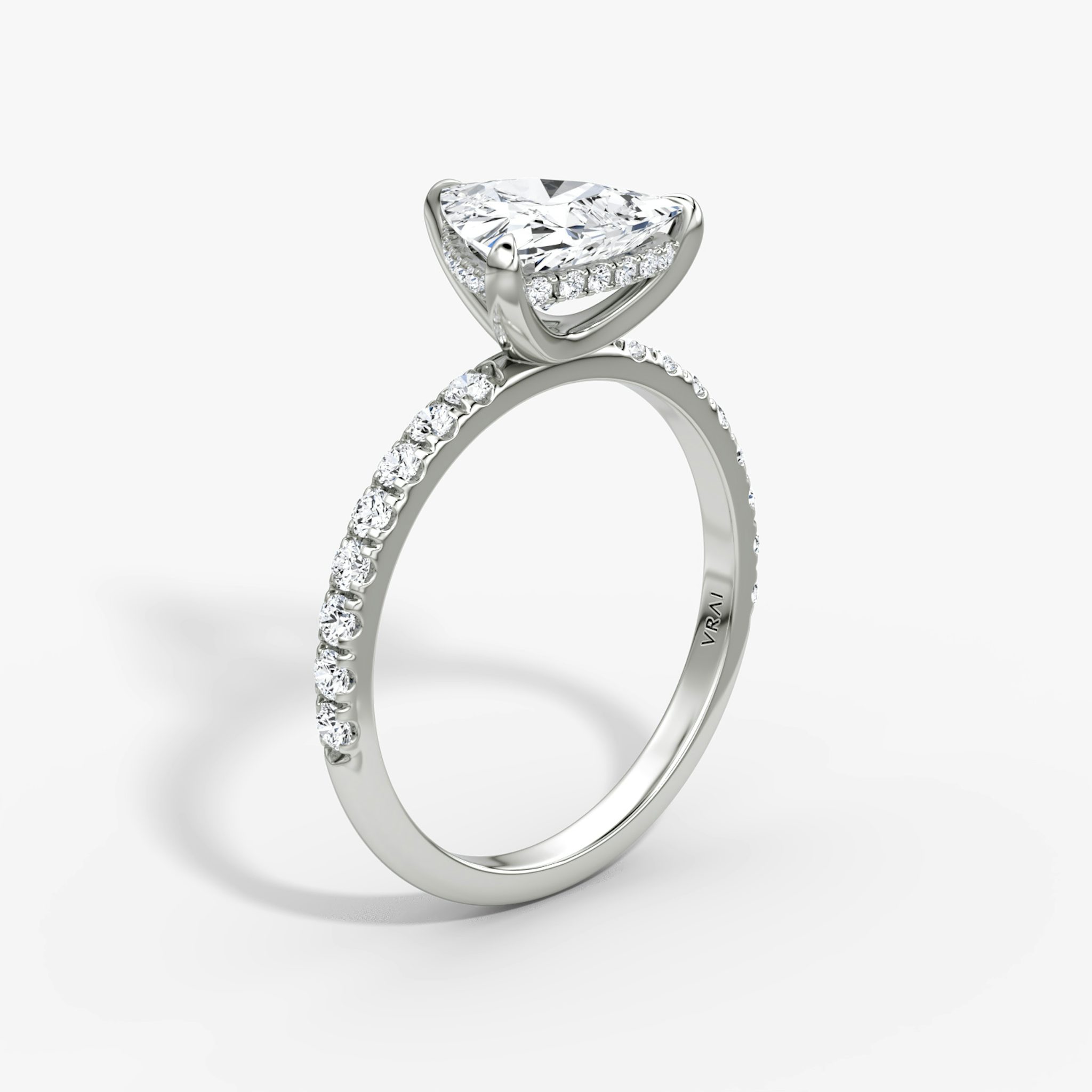 Anillo de compromiso Classic Hidden Halo | Trillón | 18k | Oro blanco | bandAccent: Pavé | bandWidth: large | prongStyle: Simple | diamondOrientation: vertical | caratWeight: other