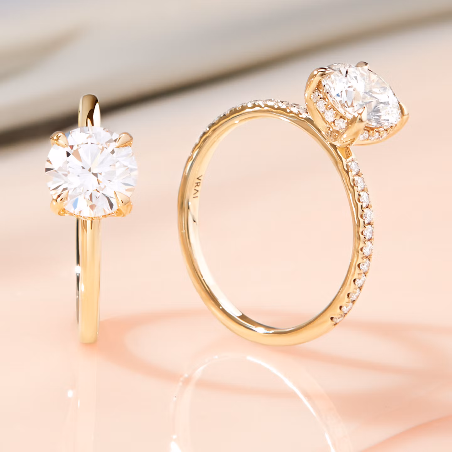 Anillo de compromiso Classic Hidden Halo | Brillante | 14k | Oro rosa | bandAccent: Pavé | bandWidth: large | caratWeight: 1.0ct | prongStyle: Simple | diamondOrientation: vertical