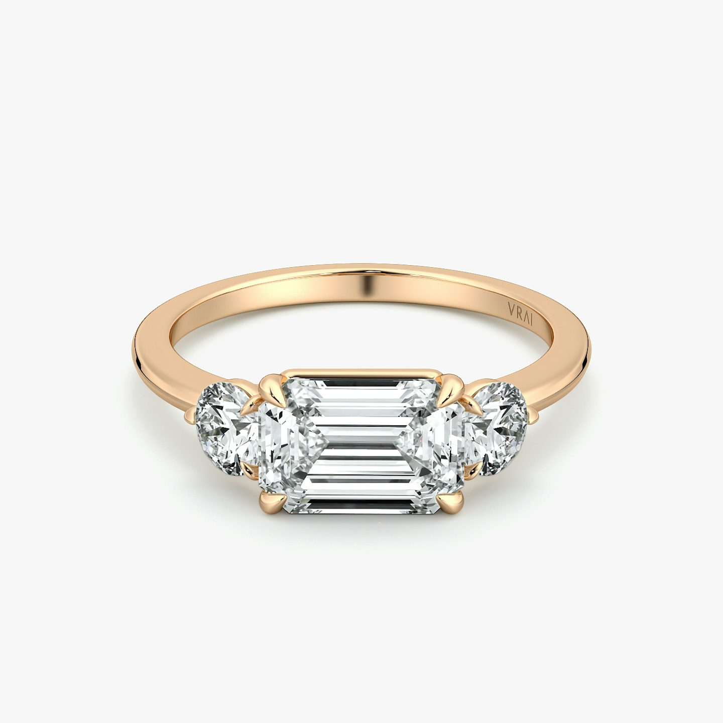 Bague de fiançailles Three Stone | Émeraude | 14k | Or rose | bandAccent: Simple | diamondOrientation: horizontal | sideStoneCarat: 0.25ct | sideStoneShape: Rond Brillant | caratWeight: other