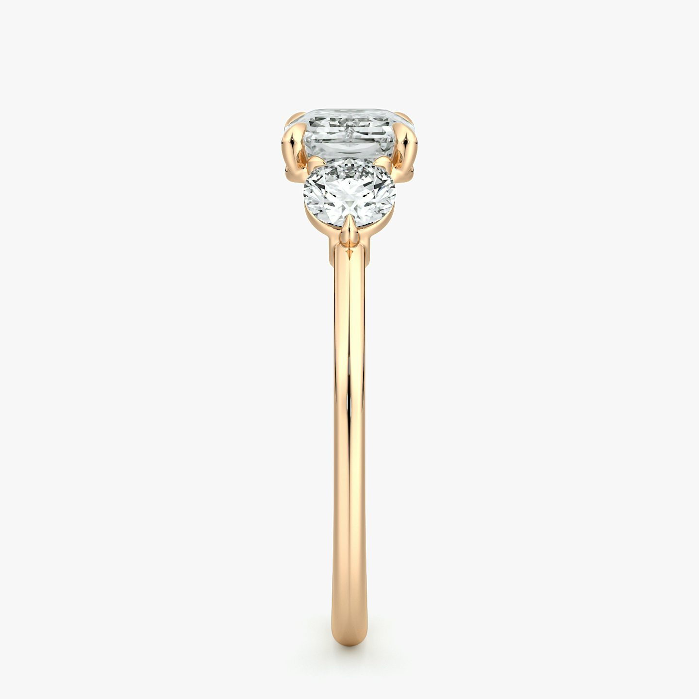 Bague de fiançailles Three Stone | Émeraude | 14k | Or rose | bandAccent: Simple | diamondOrientation: horizontal | sideStoneCarat: 0.25ct | sideStoneShape: Rond Brillant | caratWeight: other