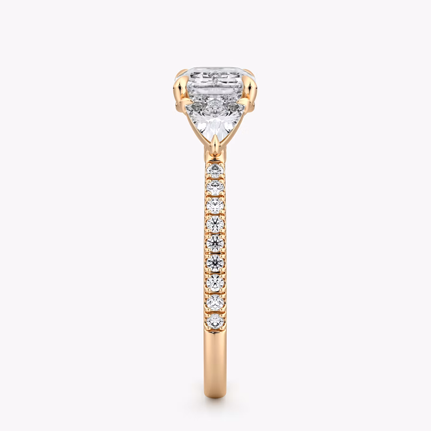 Anillo de compromiso Three Stone | Esmeralda | 14k | Oro rosa | bandAccent: Pavé | diamondOrientation: horizontal | sideStoneCarat: 0.25ct | sideStoneShape: Trillón | caratWeight: other