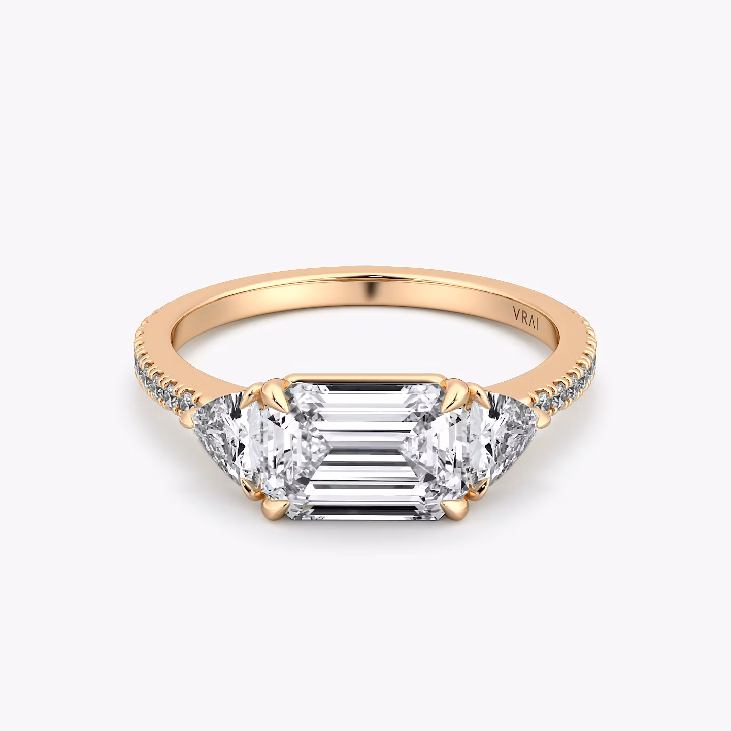 Anillo de compromiso Three Stone | Esmeralda | 14k | Oro rosa | bandAccent: Pavé | diamondOrientation: horizontal | sideStoneCarat: 0.25ct | sideStoneShape: Trillón | caratWeight: other