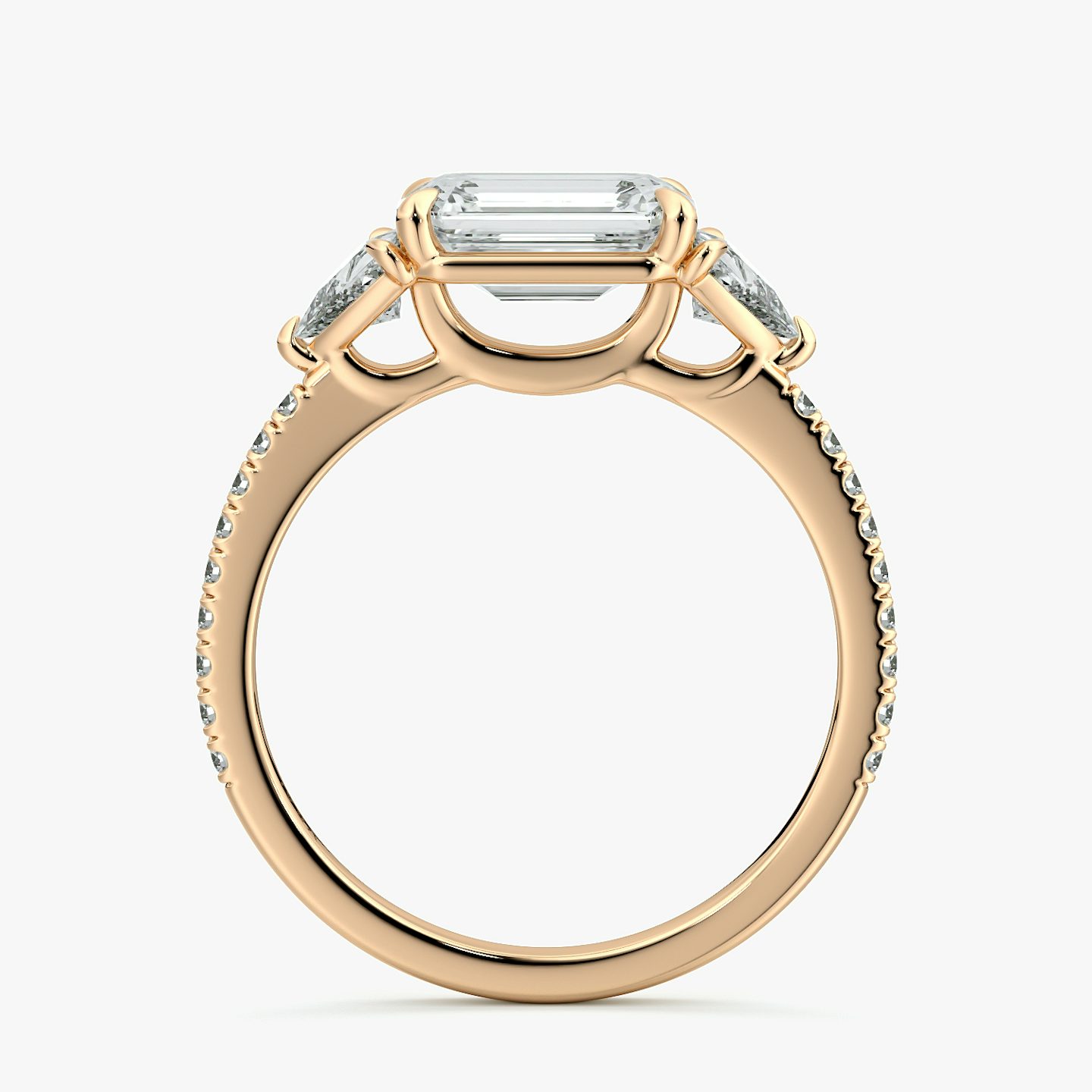 Anillo de compromiso Three Stone | Esmeralda | 14k | Oro rosa | bandAccent: Pavé | diamondOrientation: horizontal | sideStoneCarat: 0.25ct | sideStoneShape: Trillón | caratWeight: other