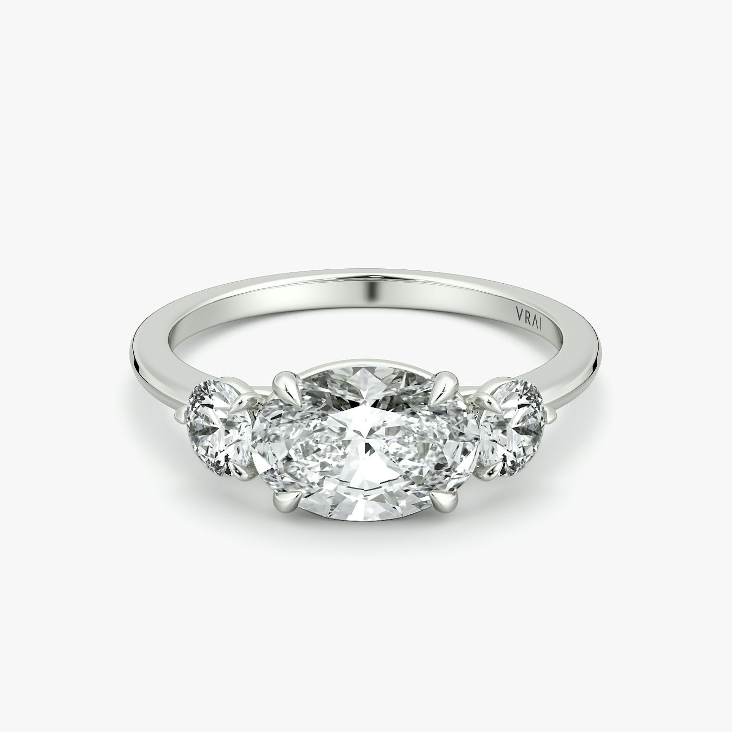 Bague de fiançailles Three Stone | Ovale | 18k | Or blanc | bandAccent: Simple | diamondOrientation: horizontal | sideStoneCarat: 0.25ct | sideStoneShape: Rond Brillant | caratWeight: other