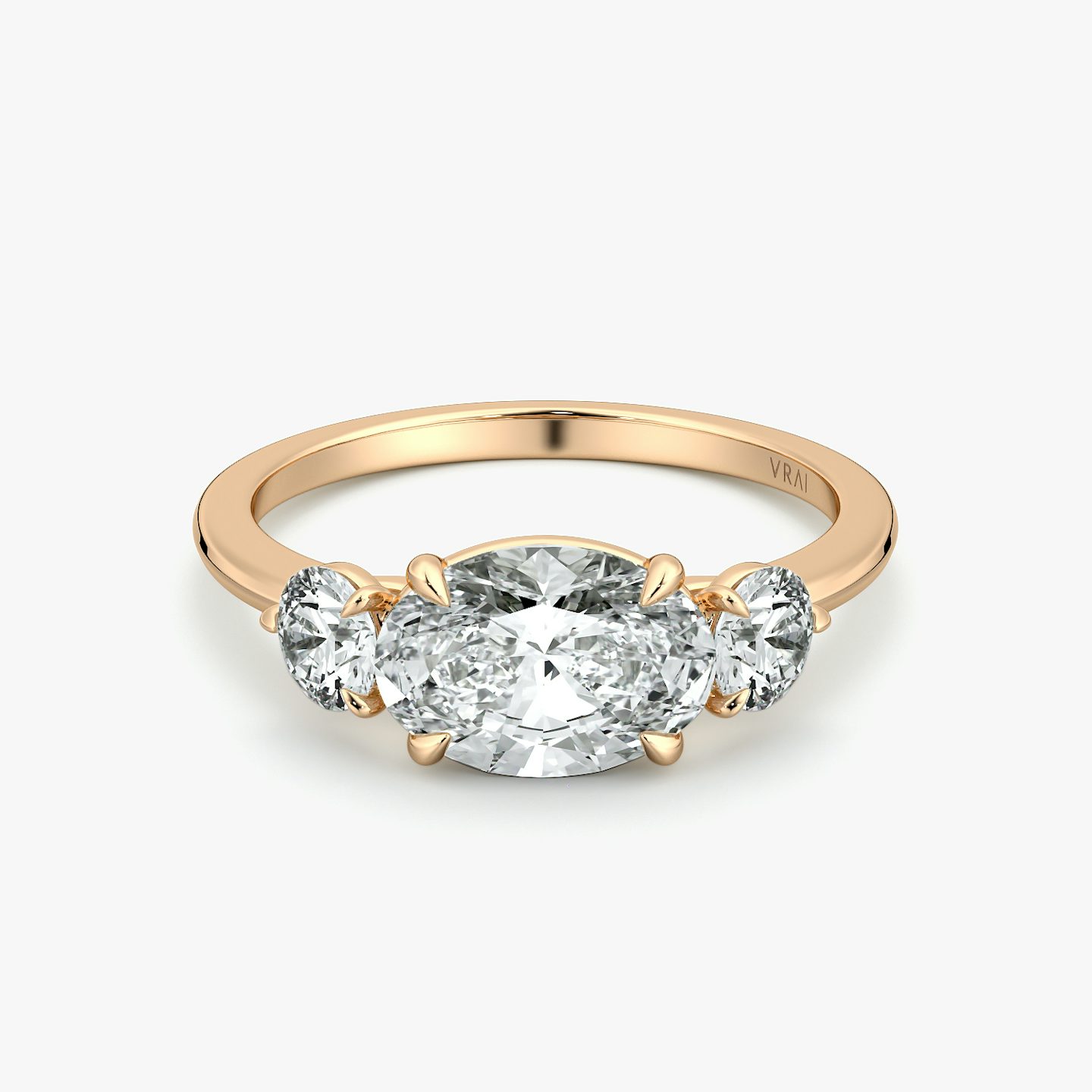 Anillo de compromiso Three Stone | Oval | 14k | Oro rosa | bandAccent: Simple | diamondOrientation: horizontal | sideStoneCarat: 0.25ct | sideStoneShape: Brillante | caratWeight: other