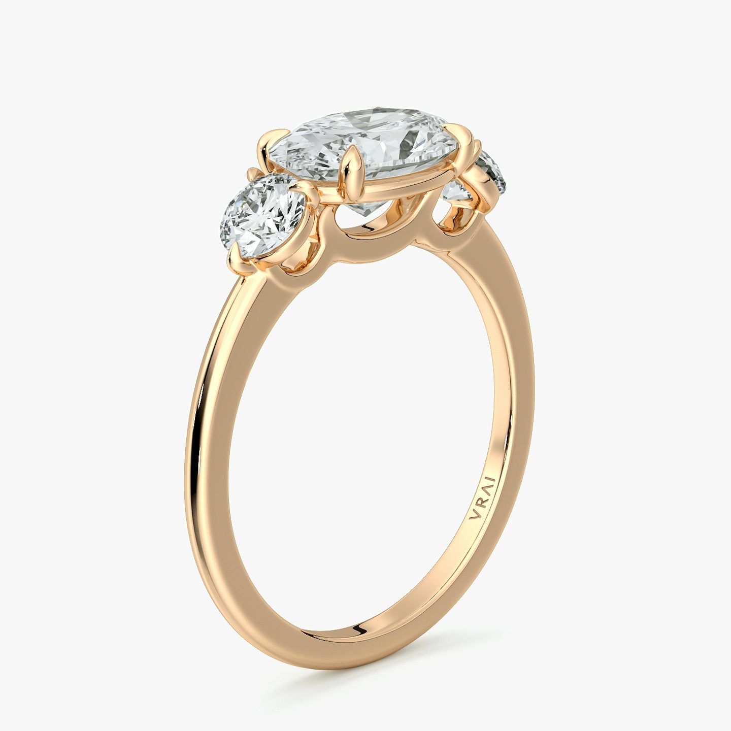 Anillo de compromiso Three Stone | Oval | 14k | Oro rosa | bandAccent: Simple | diamondOrientation: horizontal | sideStoneCarat: 0.25ct | sideStoneShape: Brillante | caratWeight: other