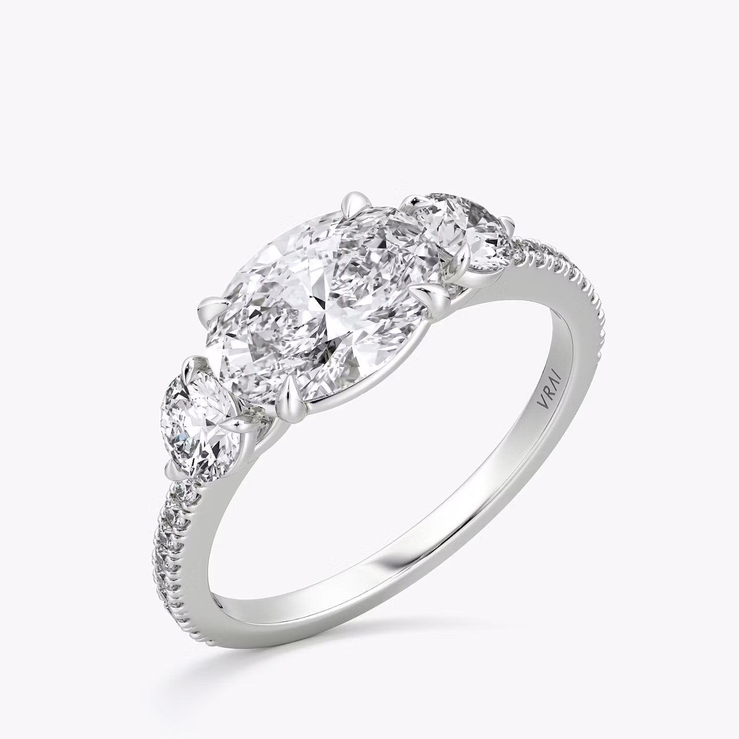 Bague de fiançailles Three Stone | Ovale | 18k | Or blanc | bandAccent: Pavé | diamondOrientation: horizontal | sideStoneCarat: 0.25ct | sideStoneShape: Rond Brillant | caratWeight: other