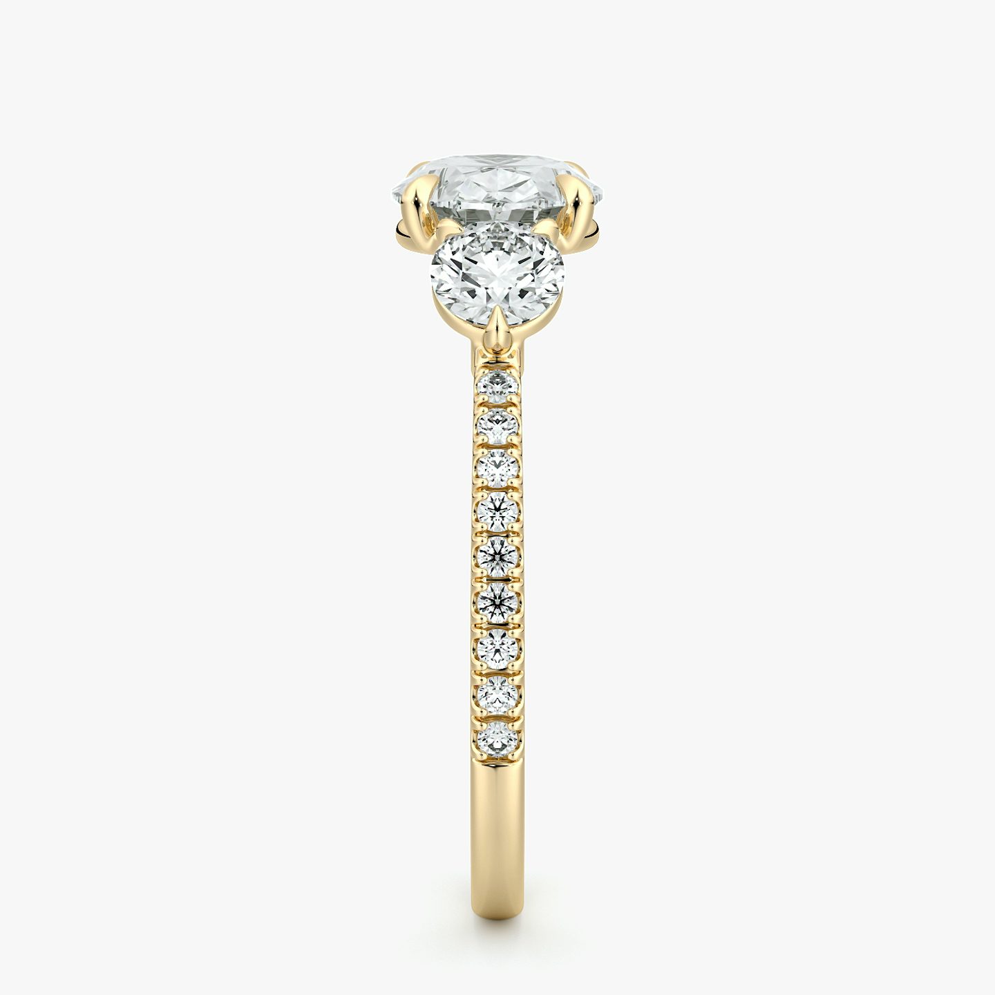 Anillo de compromiso Three Stone | Oval | 18k | Oro amarillo | bandAccent: Pavé | diamondOrientation: horizontal | sideStoneCarat: 0.25ct | sideStoneShape: Brillante | caratWeight: other