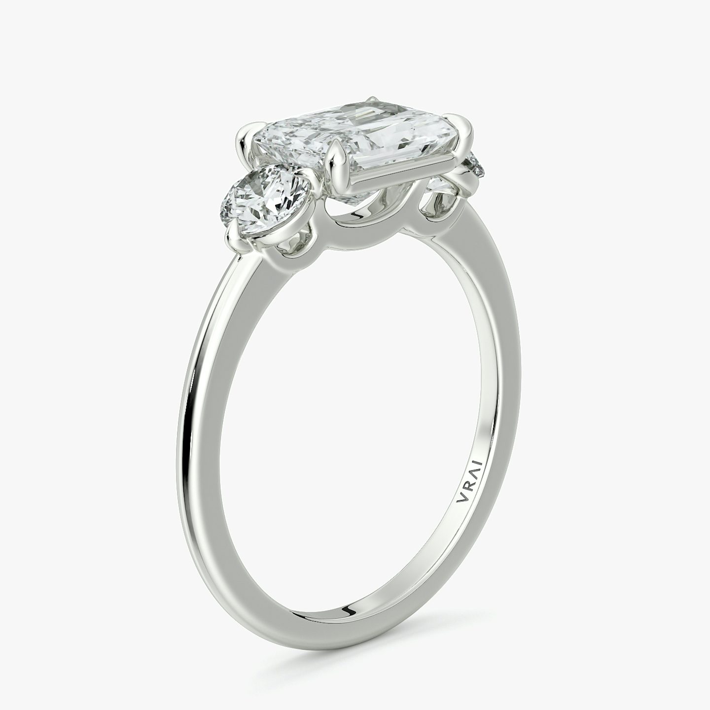 Bague de fiançailles Three Stone | Radiant | 18k | Or blanc | bandAccent: Simple | diamondOrientation: horizontal | sideStoneCarat: 0.25ct | sideStoneShape: Rond Brillant | caratWeight: other