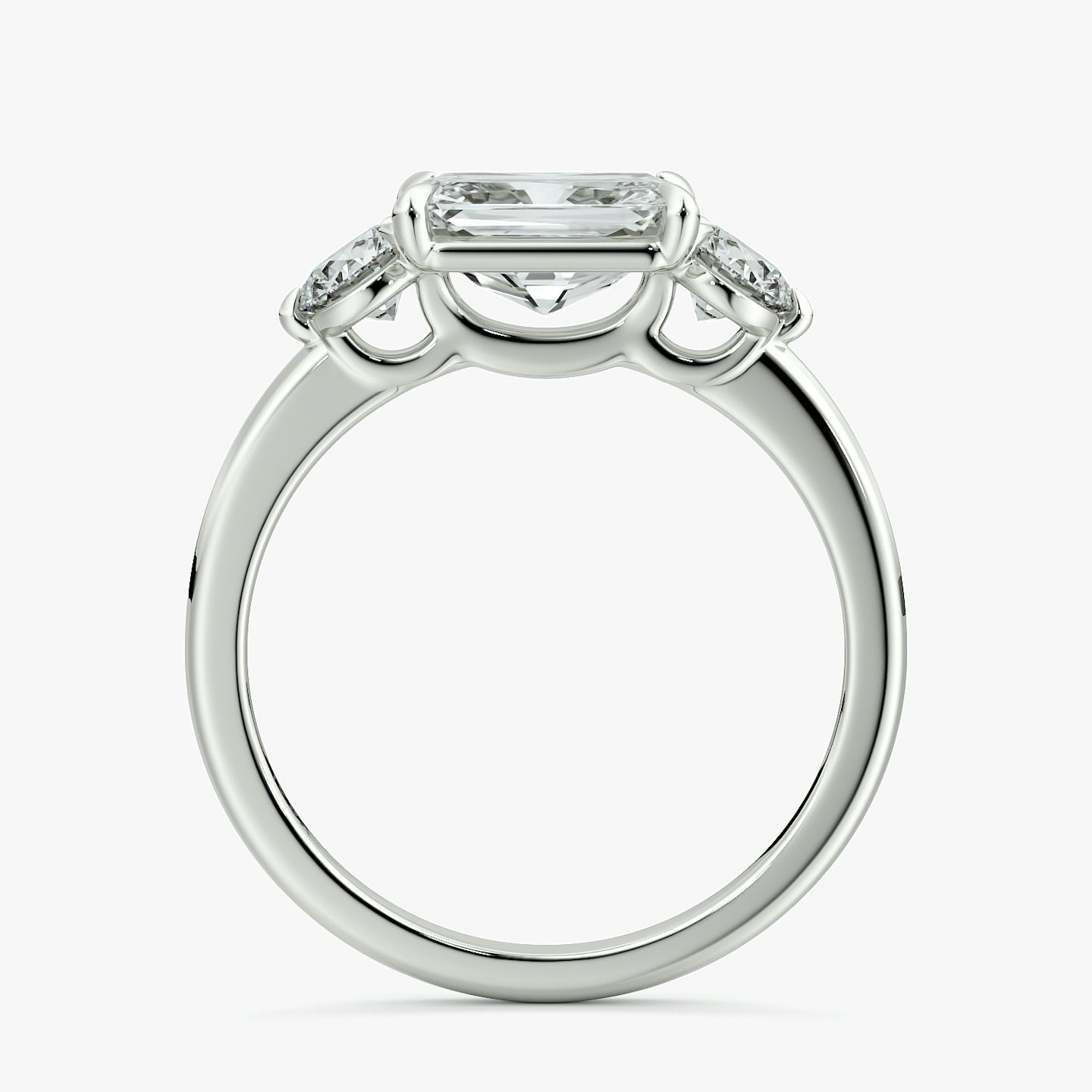 Bague de fiançailles Three Stone | Radiant | 18k | Or blanc | bandAccent: Simple | diamondOrientation: horizontal | sideStoneCarat: 0.25ct | sideStoneShape: Rond Brillant | caratWeight: other