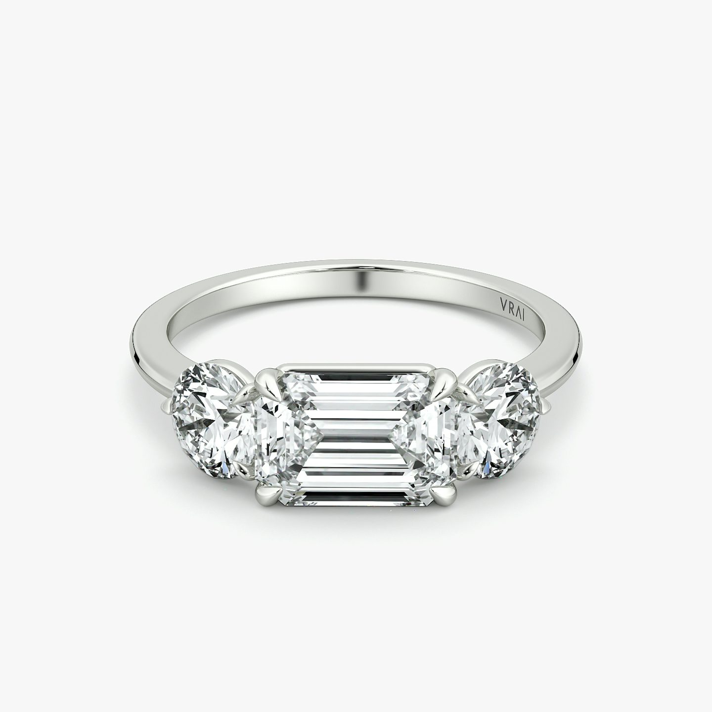 Bague de fiançailles Three Stone | Émeraude | 18k | Or blanc | bandAccent: Simple | diamondOrientation: horizontal | sideStoneCarat: 0.50ct | sideStoneShape: Rond Brillant | caratWeight: other