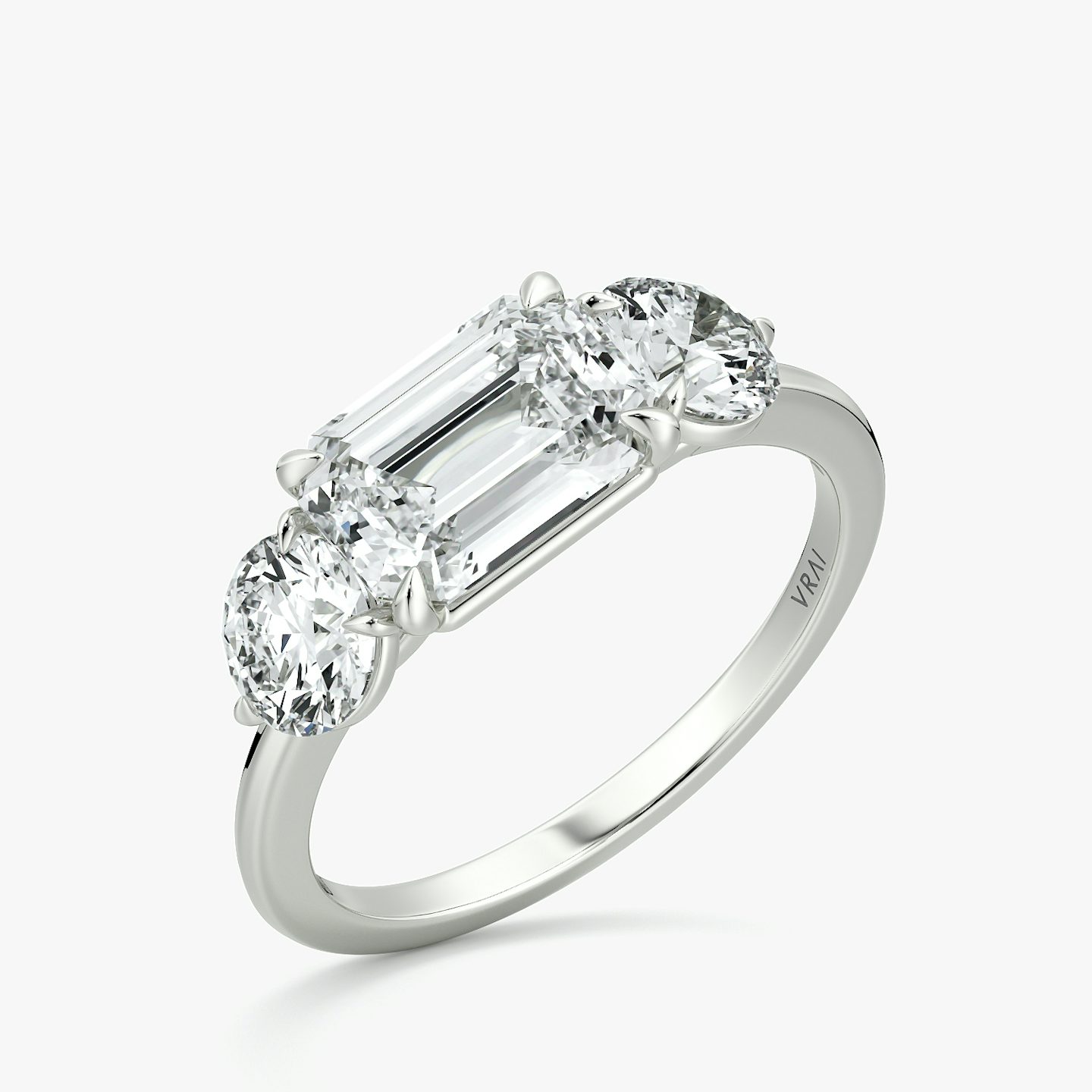 Bague de fiançailles Three Stone | Émeraude | 18k | Or blanc | bandAccent: Simple | diamondOrientation: horizontal | sideStoneCarat: 0.50ct | sideStoneShape: Rond Brillant | caratWeight: other