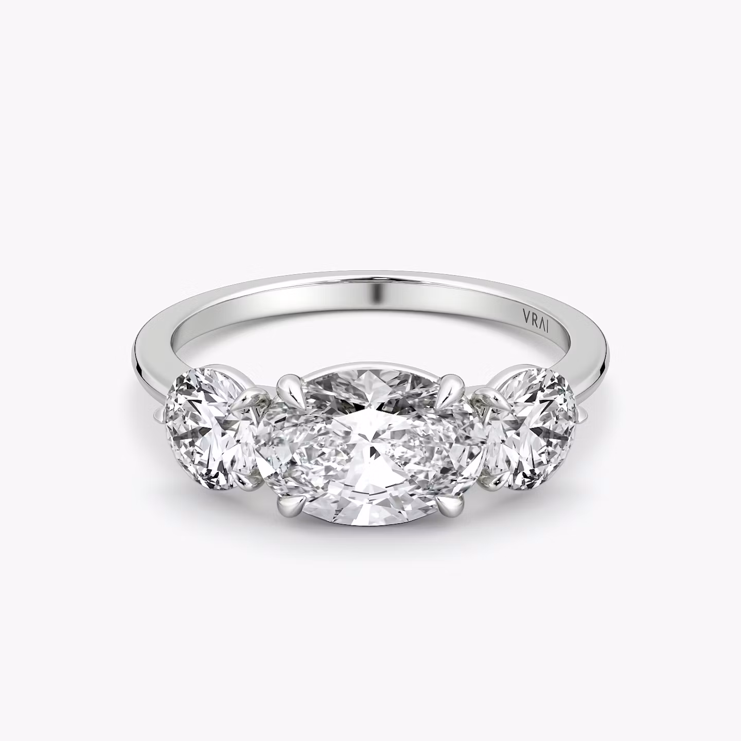 Bague de fiançailles Three Stone | Ovale | 18k | Or blanc | bandAccent: Simple | diamondOrientation: horizontal | sideStoneCarat: 0.50ct | sideStoneShape: Rond Brillant | caratWeight: other