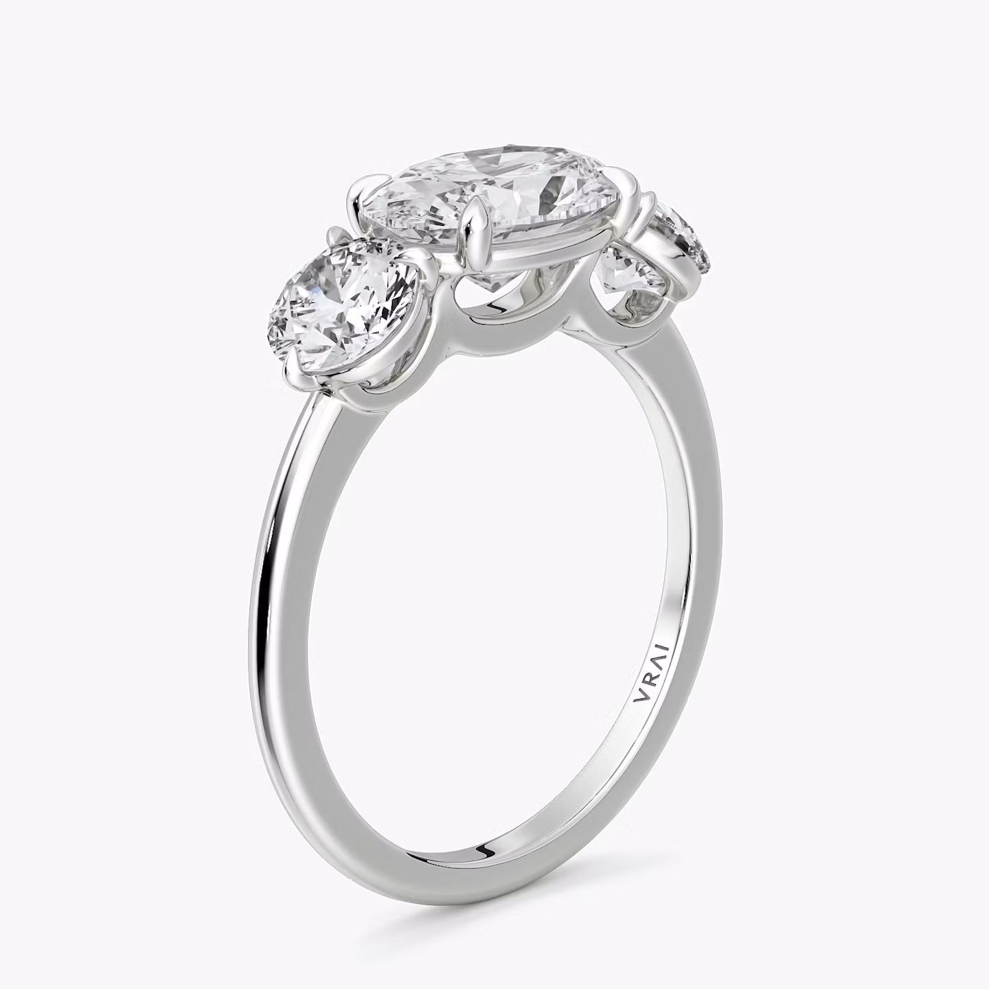 Bague de fiançailles Three Stone | Ovale | 18k | Or blanc | bandAccent: Simple | diamondOrientation: horizontal | sideStoneCarat: 0.50ct | sideStoneShape: Rond Brillant | caratWeight: other
