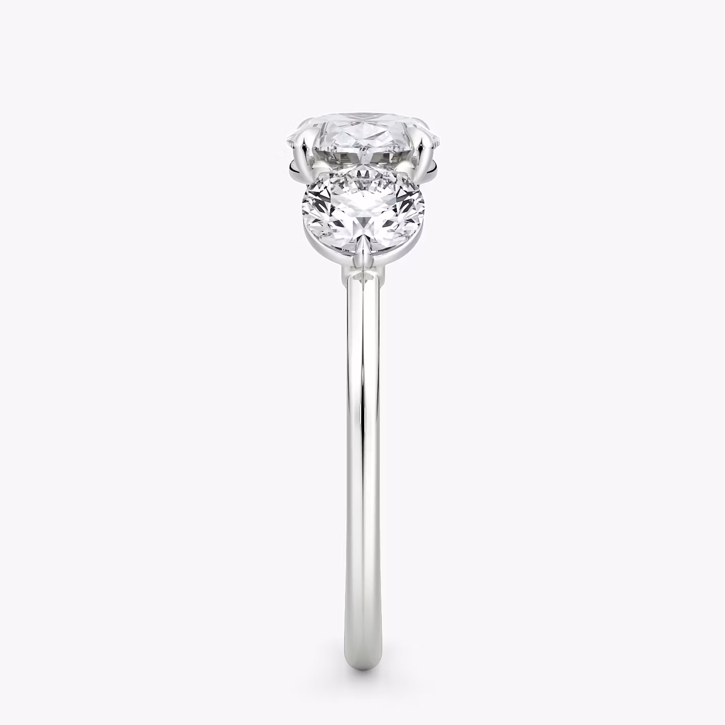 Bague de fiançailles Three Stone | Ovale | 18k | Or blanc | bandAccent: Simple | diamondOrientation: horizontal | sideStoneCarat: 0.50ct | sideStoneShape: Rond Brillant | caratWeight: other
