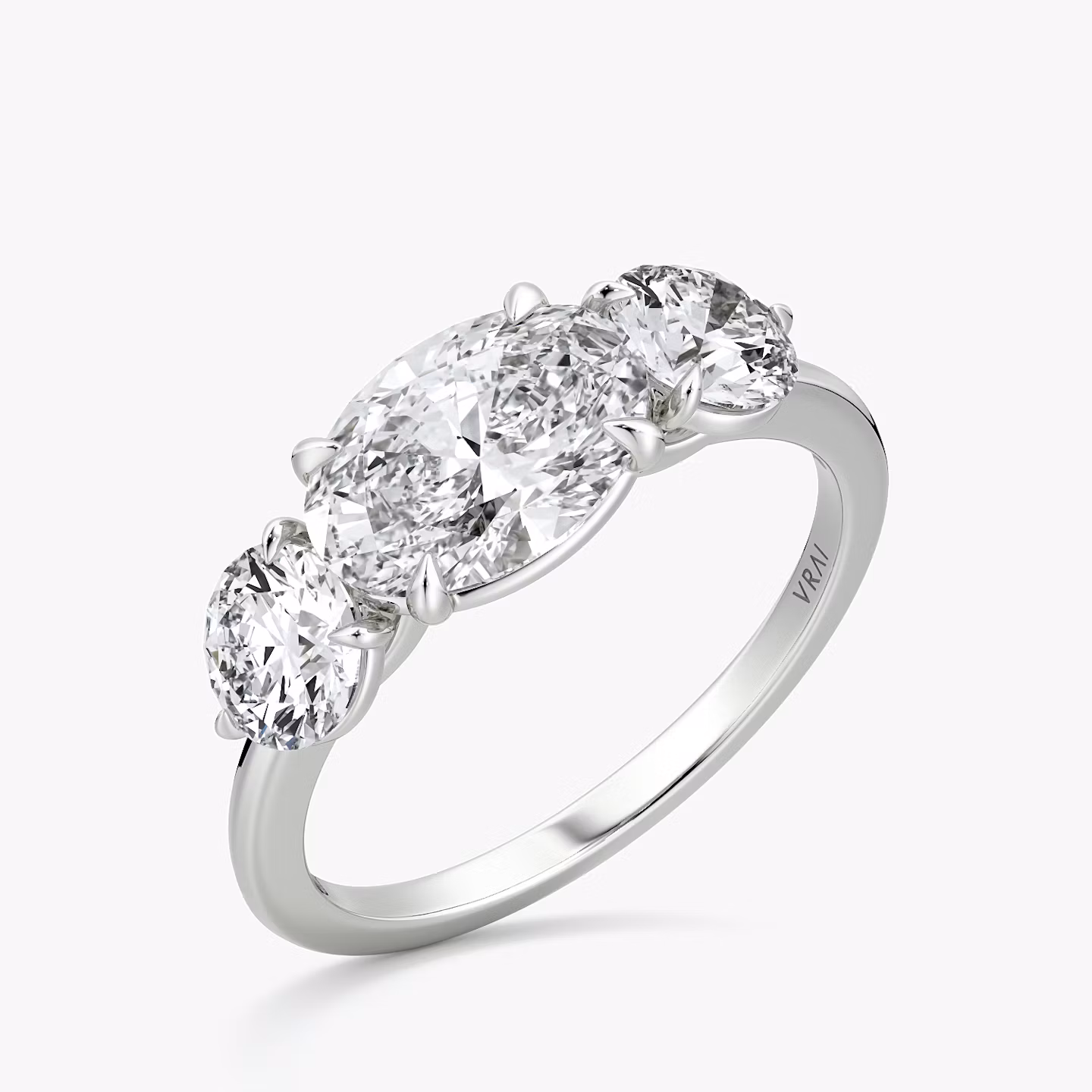 Bague de fiançailles Three Stone | Ovale | 18k | Or blanc | bandAccent: Simple | diamondOrientation: horizontal | sideStoneCarat: 0.50ct | sideStoneShape: Rond Brillant | caratWeight: other