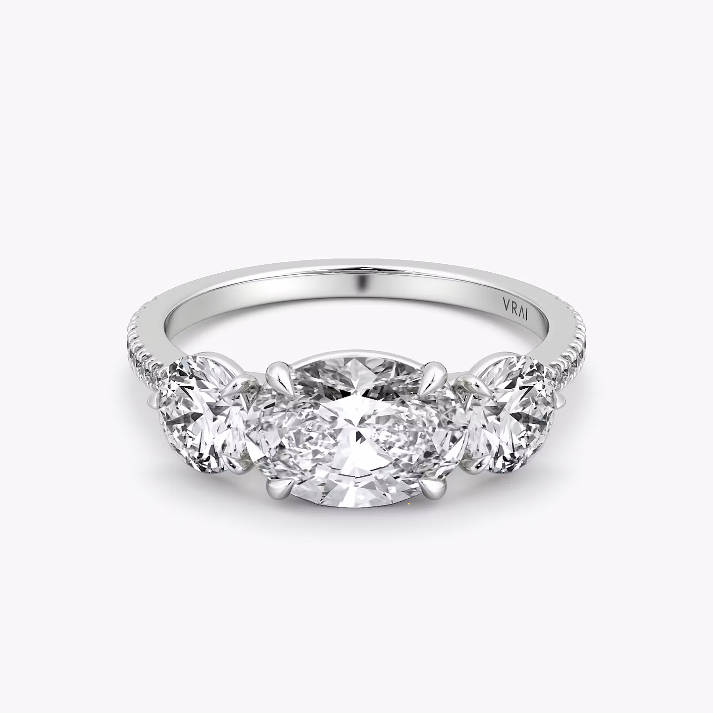 Anillo de compromiso Three Stone | Oval | 18k | Oro blanco | bandAccent: Pavé | diamondOrientation: horizontal | sideStoneCarat: 0.50ct | sideStoneShape: Brillante | caratWeight: other