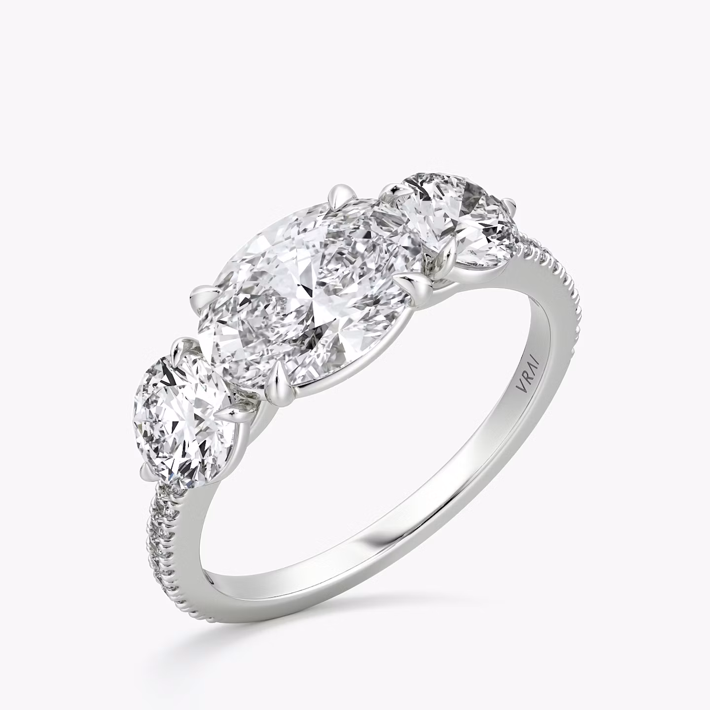 Anillo de compromiso Three Stone | Oval | 18k | Oro blanco | bandAccent: Pavé | diamondOrientation: horizontal | sideStoneCarat: 0.50ct | sideStoneShape: Brillante | caratWeight: other