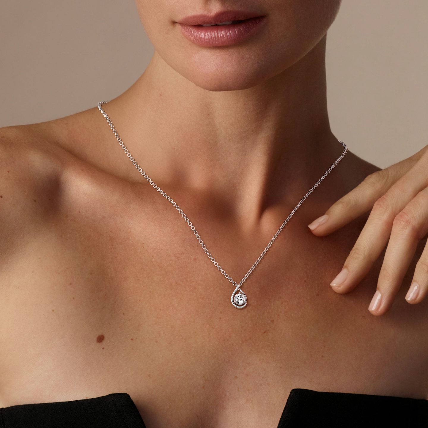 Pear Silhouette Necklace | Round Brilliant | 14k | White Gold | chainLength: 16-18