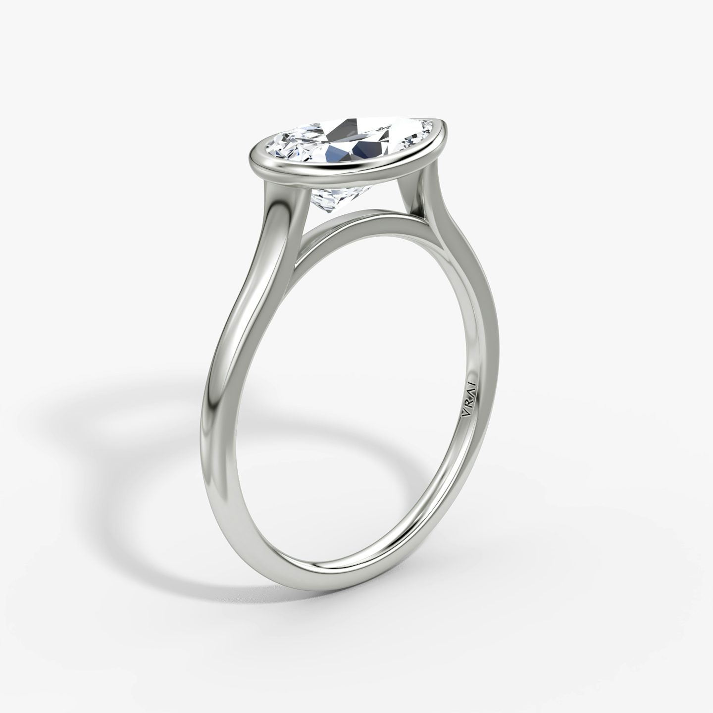 The Flat Edge Bezel | Pear | 18k | White Gold | bandAccent: Plain | diamondOrientation: horizontal | caratWeight: other