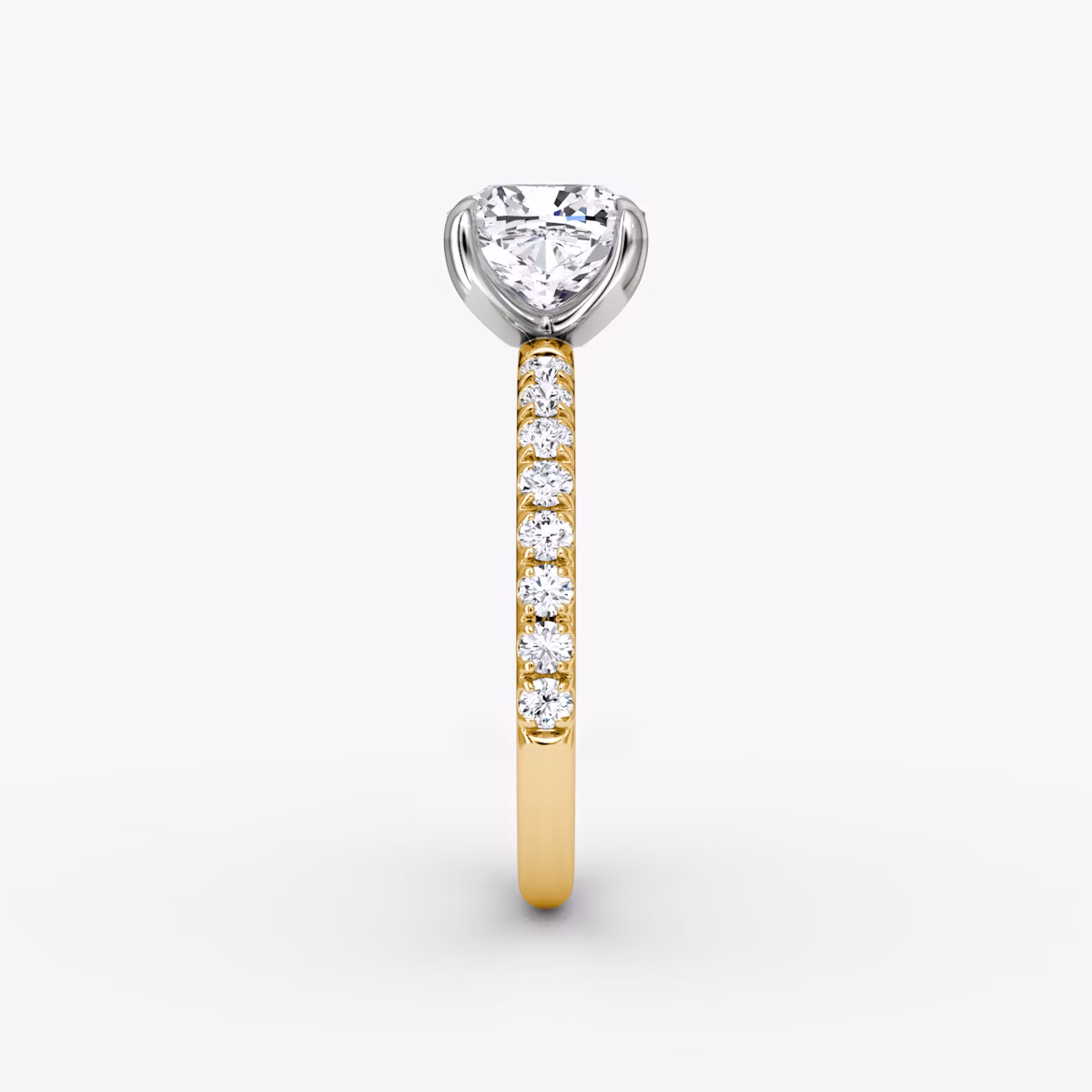 Anillo de compromiso Classic | Cojín | 18k | Oro amarillo y platino | bandAccent: Pavé | bandWidth: large | diamondOrientation: vertical | caratWeight: other