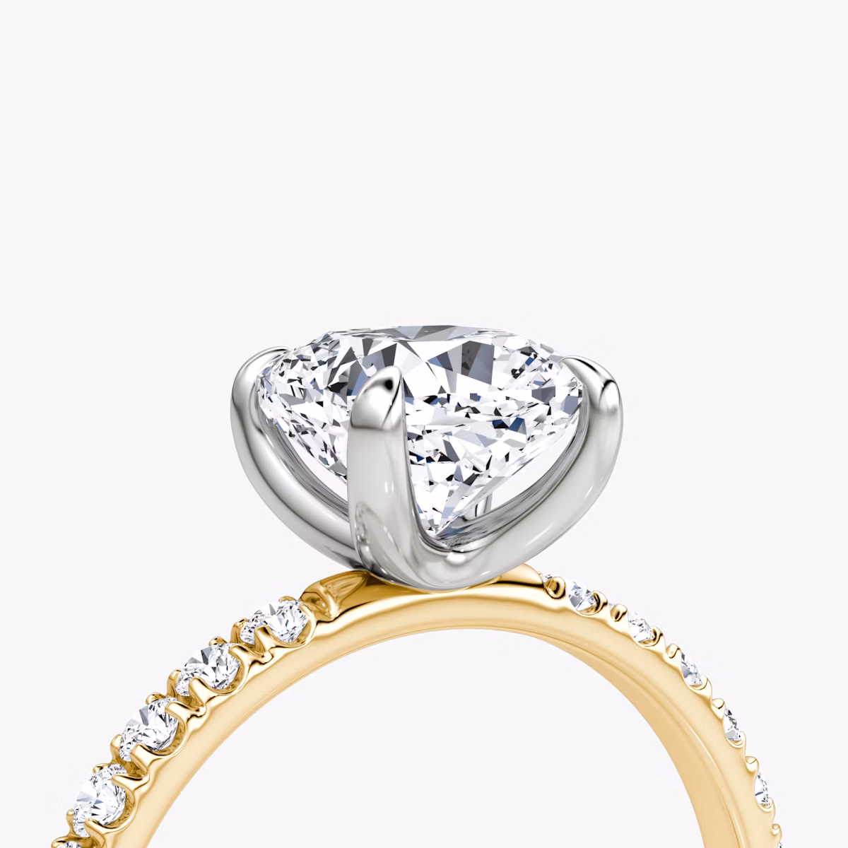 Anillo de compromiso Classic | Cojín | 18k | Oro amarillo y platino | bandAccent: Pavé | bandWidth: large | diamondOrientation: vertical | caratWeight: other