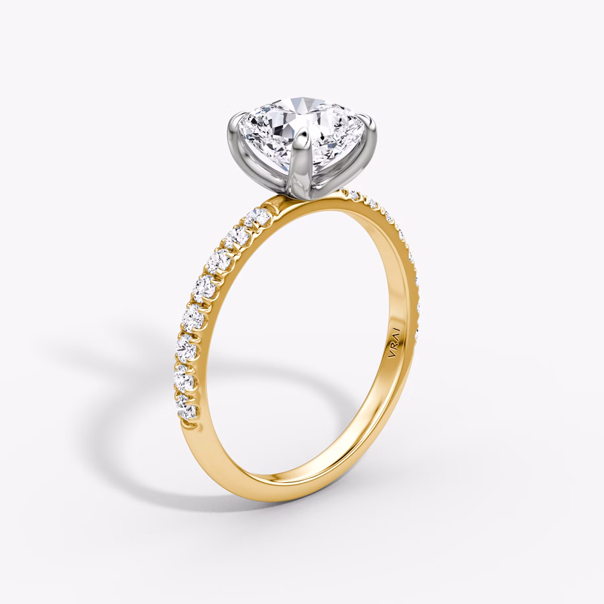 Anillo de compromiso Classic | Cojín | 18k | Oro amarillo y platino | bandAccent: Pavé | bandWidth: large | diamondOrientation: vertical | caratWeight: other